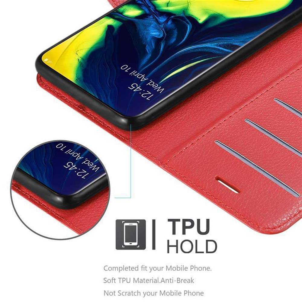 Una custodia rossa per telefono con un telefono all'interno. Lo schermo mostra l'ora e la data. La custodia ha fessure.