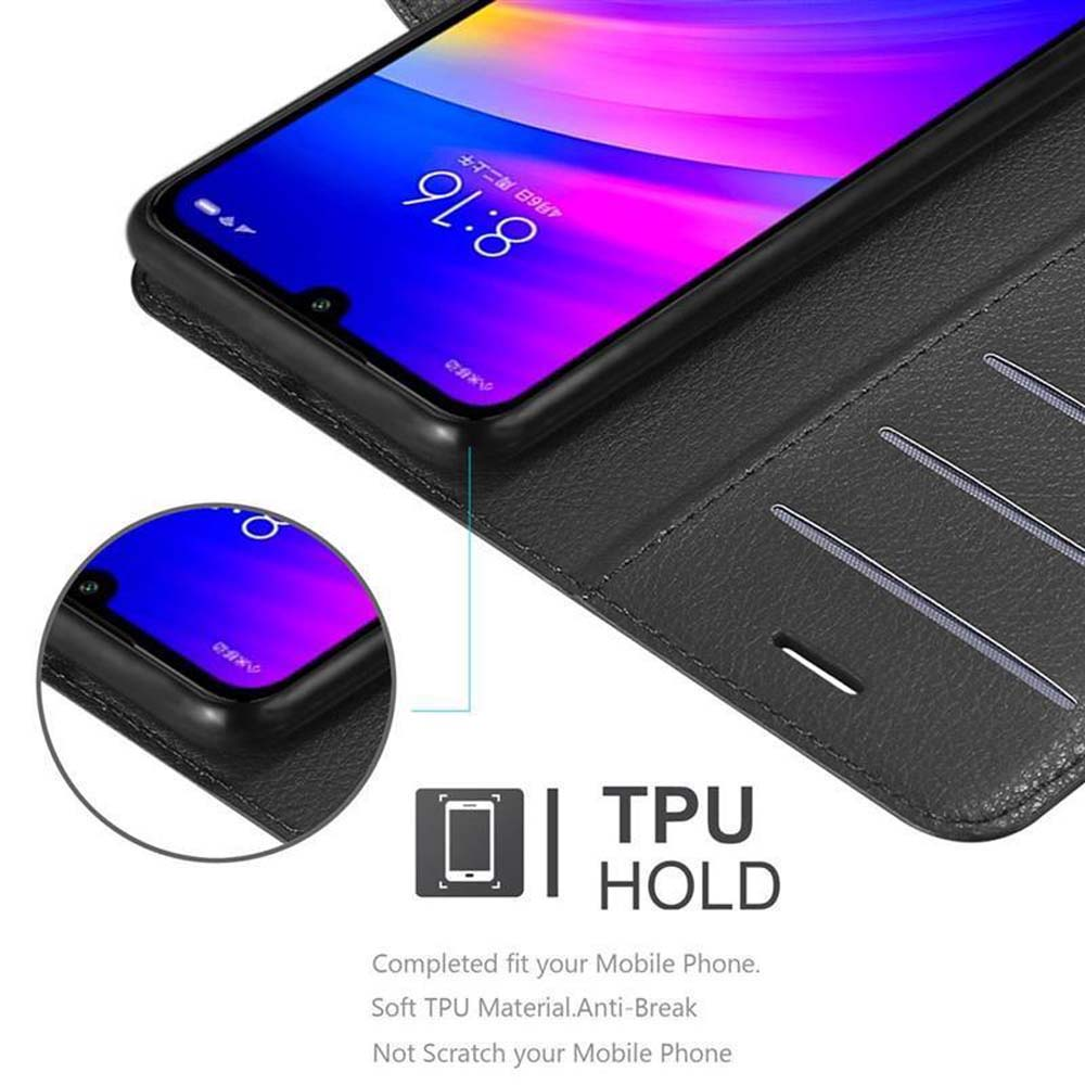 Un telefono nero in una custodia nera. Lo schermo mostra le 8:16. La custodia ha fessure per carte.