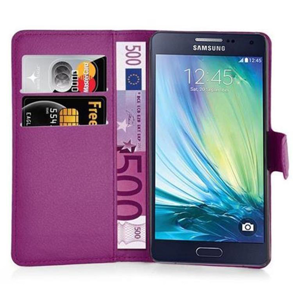 Telefono in custodia a portafoglio viola, carte di credito e banconote in euro visibili.