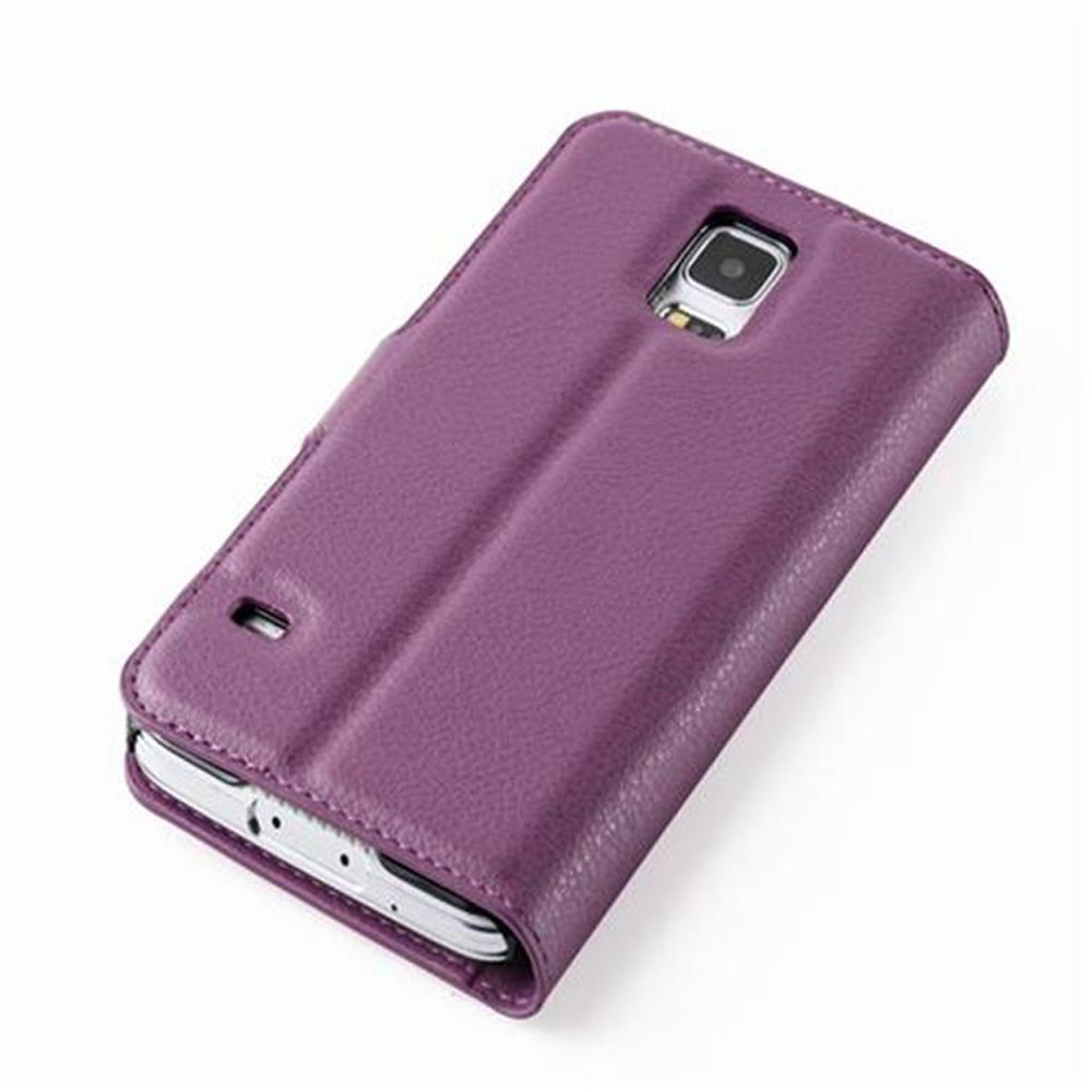 Custodia per telefono viola, chiusa, su sfondo bianco. La custodia è in pelle.