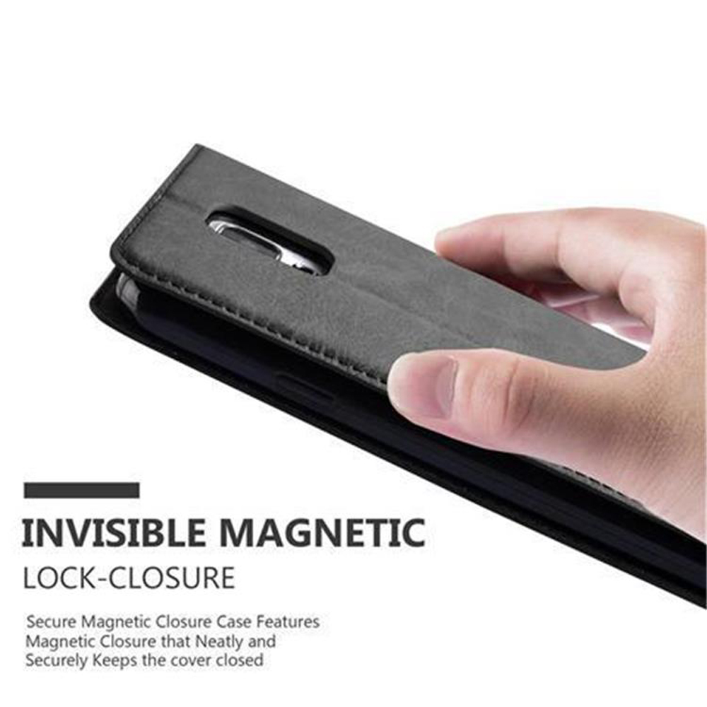 Mano sosteniendo una funda gris cerrada. El texto dice: Cierre magnético invisible.