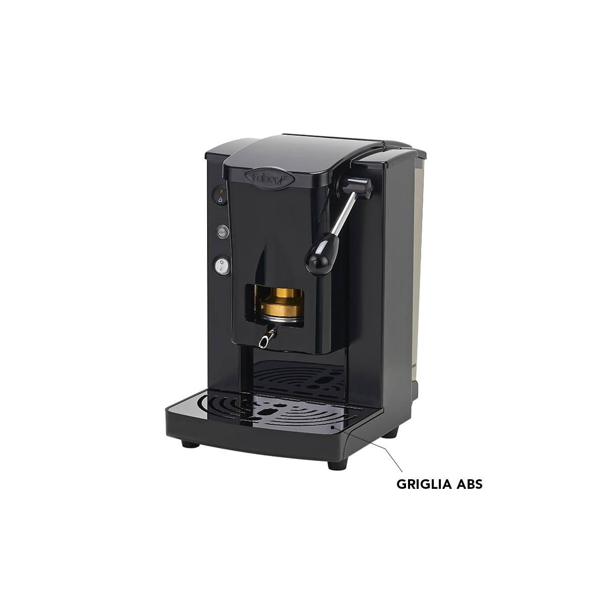 Czarny ekspres do kawy. Posiada uchwyt, przyciski i tackę ociekową. Na białym tle.