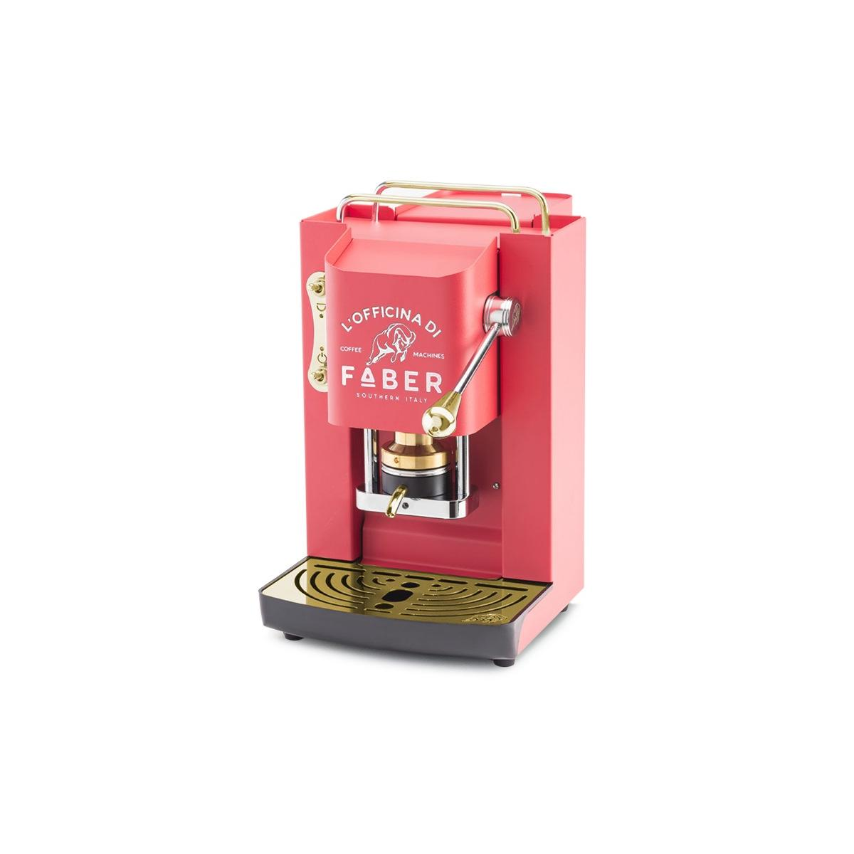 Macchina per caffè espresso rossa con dettagli dorati. Ha manico, leva e vassoio per tazze.
