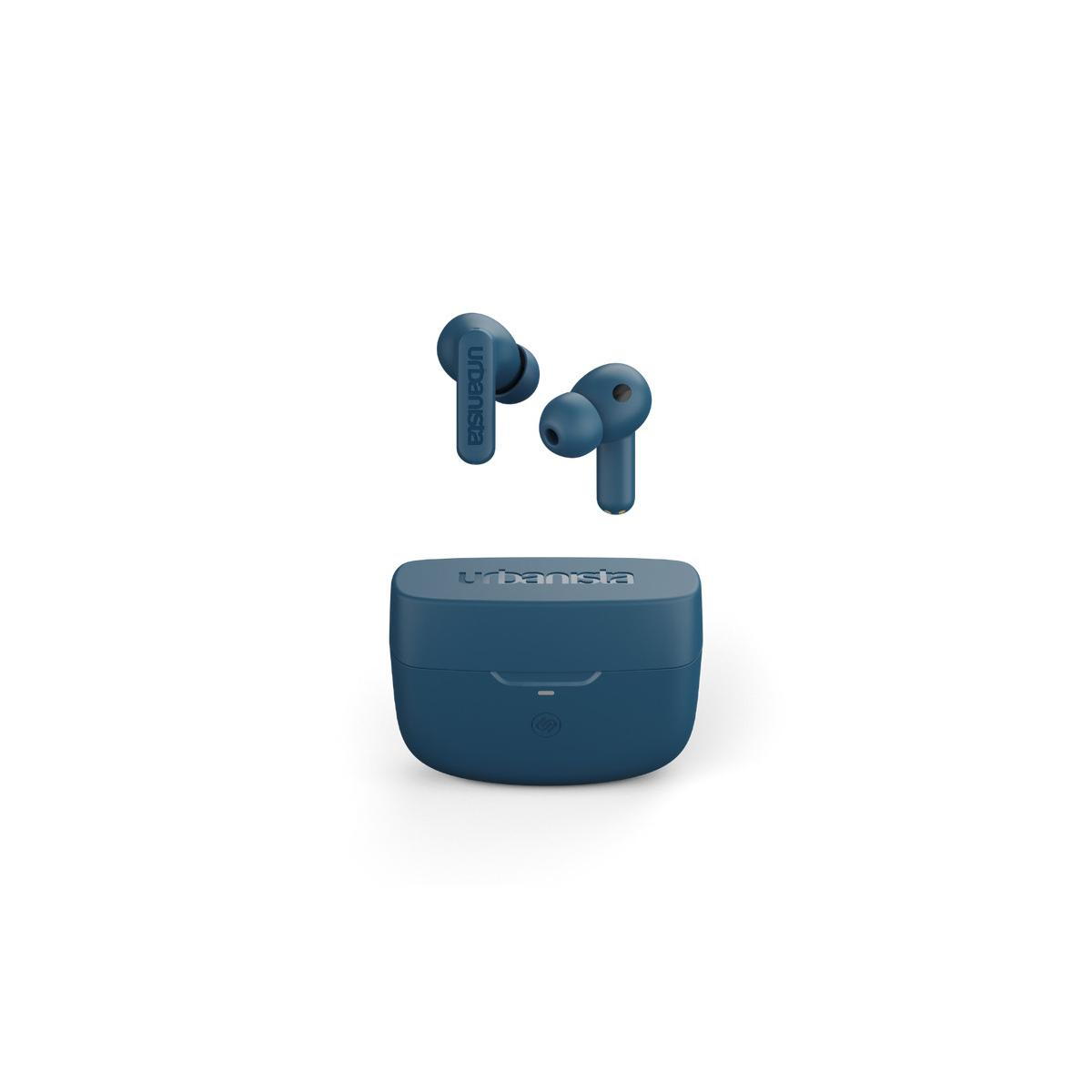 Auricolari Urbeansa blu e custodia di ricarica. La custodia è sotto gli auricolari su sfondo bianco.