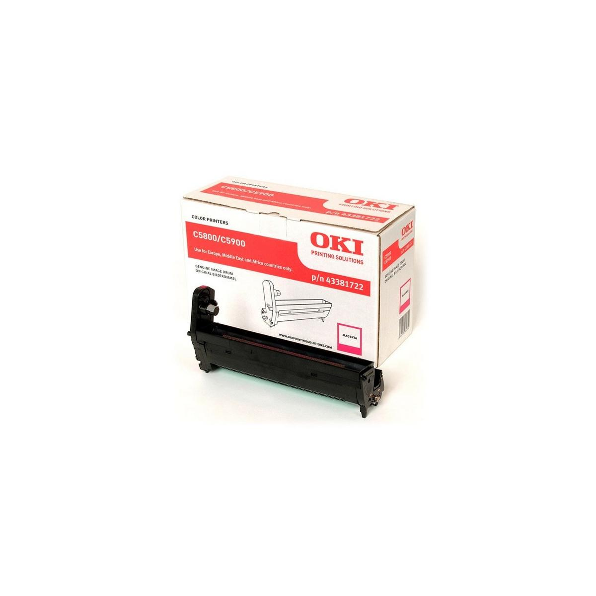 Cartuccia toner magenta OKI con la sua scatola. Sfondo bianco.