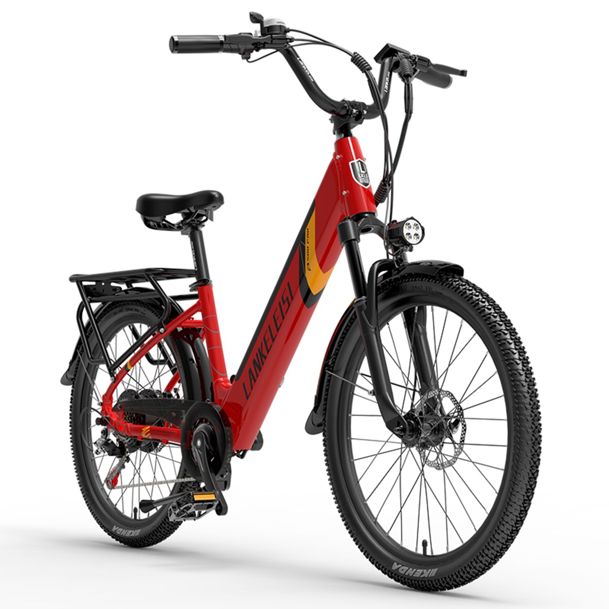 Una bicicleta eléctrica roja y negra sobre fondo blanco. La bici tiene portaequipajes y faro.