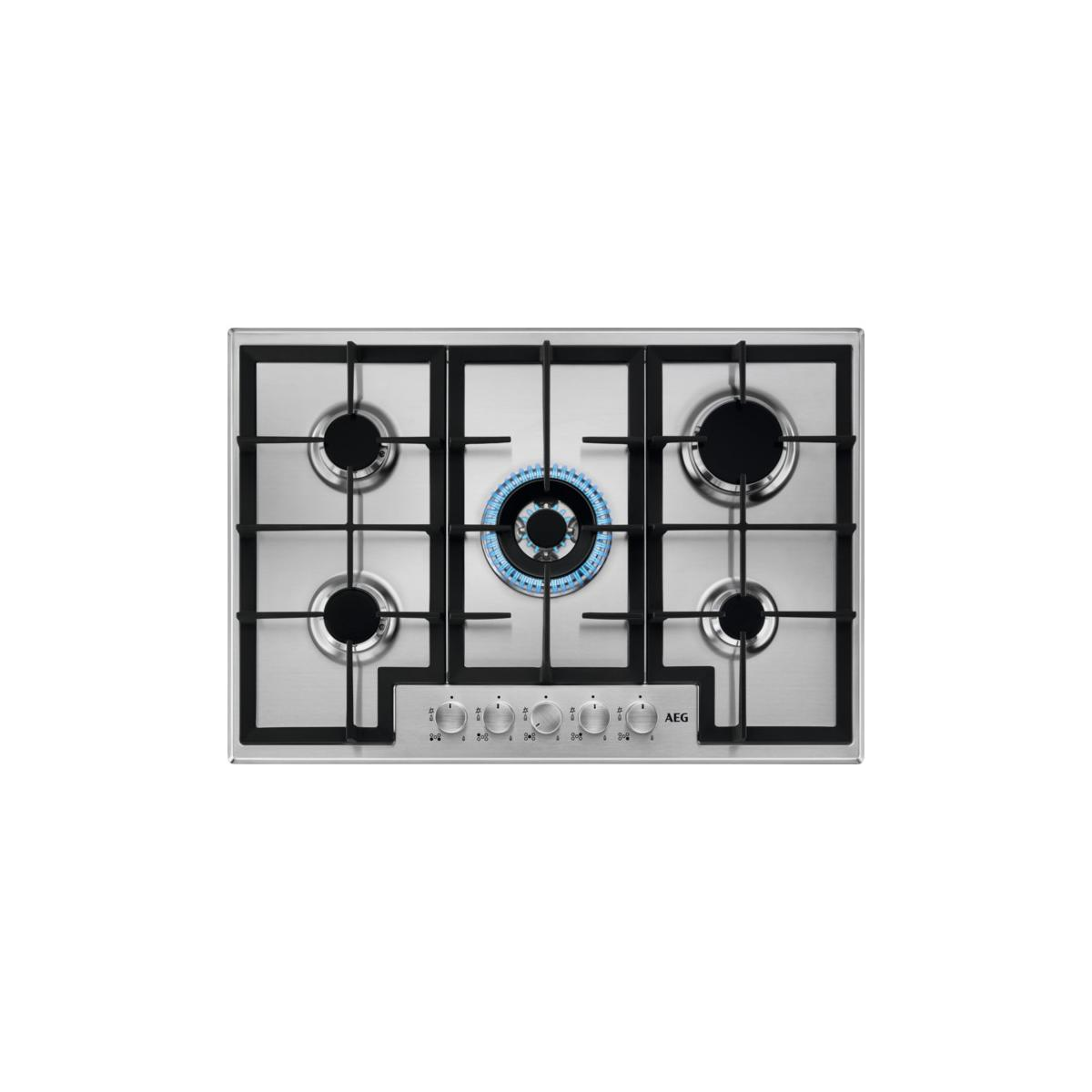Encimera de gas de acero inoxidable con cinco quemadores, uno con llama azul, sobre blanco.