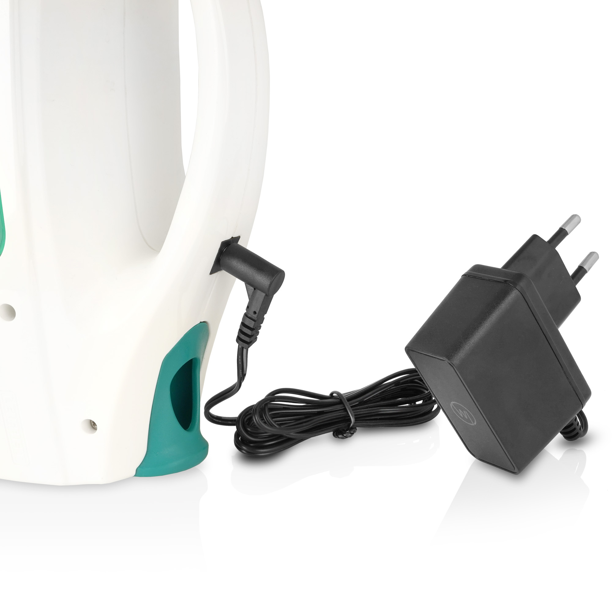 Ein weißes und grünes Ladegerät, das mit einem Gerät und einem schwarzen Adapter verbunden ist.