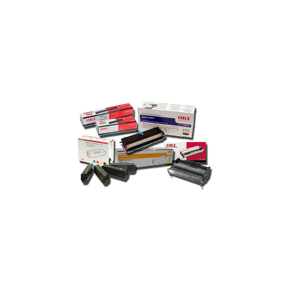 Een verzameling tonercartridges en dozen van het merk OKI, met verschillende vormen en maten.