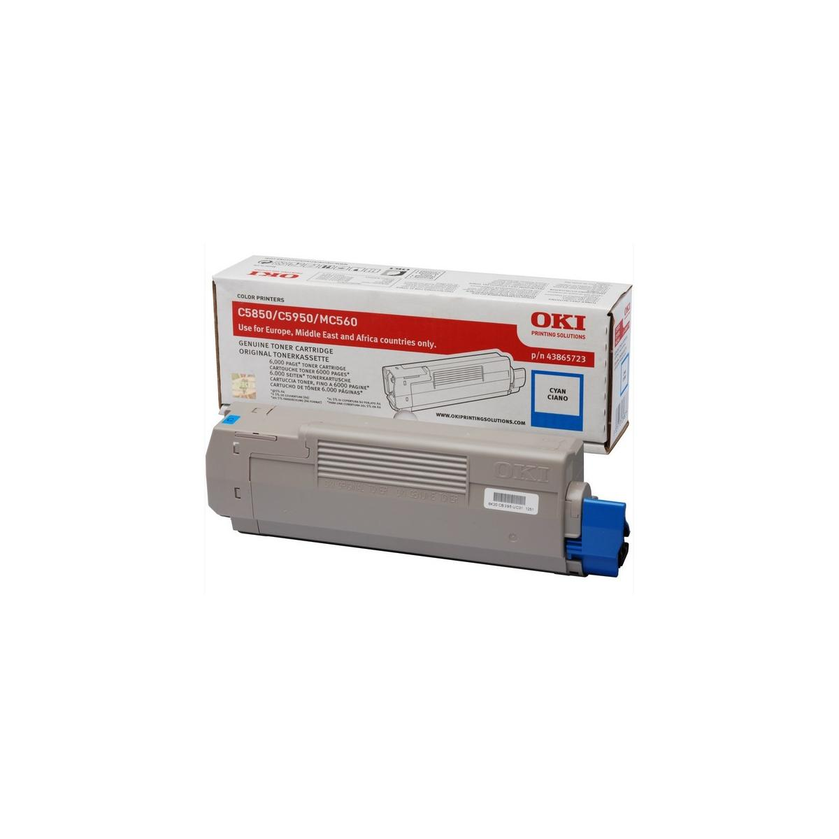 Wkład z tonerem cyjanowym z pudełkiem, marki OKI. Szary wkład, niebieski koniec. Pudełko z tekstem i obrazem.