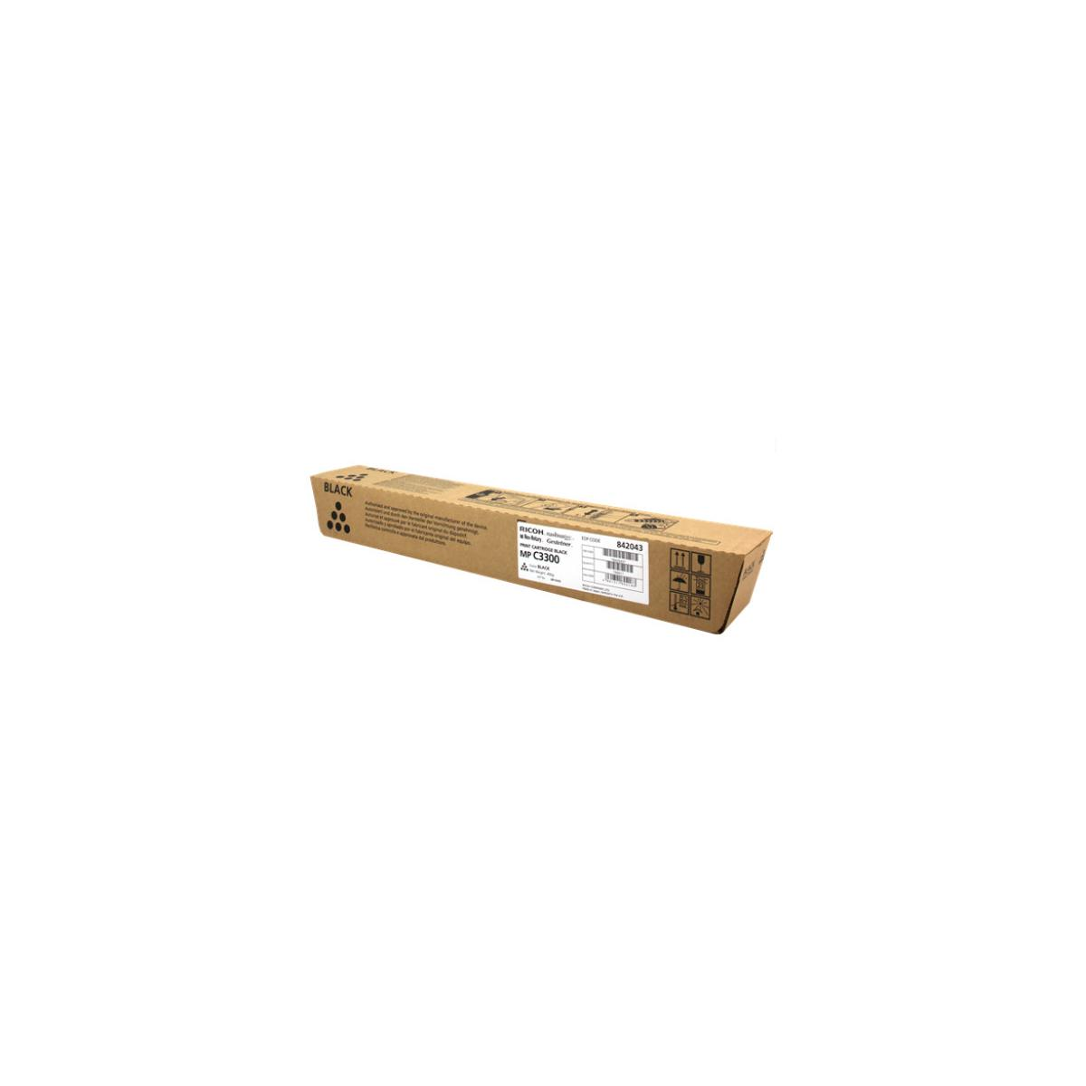 Scatola cartuccia toner Ricoh, testo nero, scatola marrone, sfondo bianco.