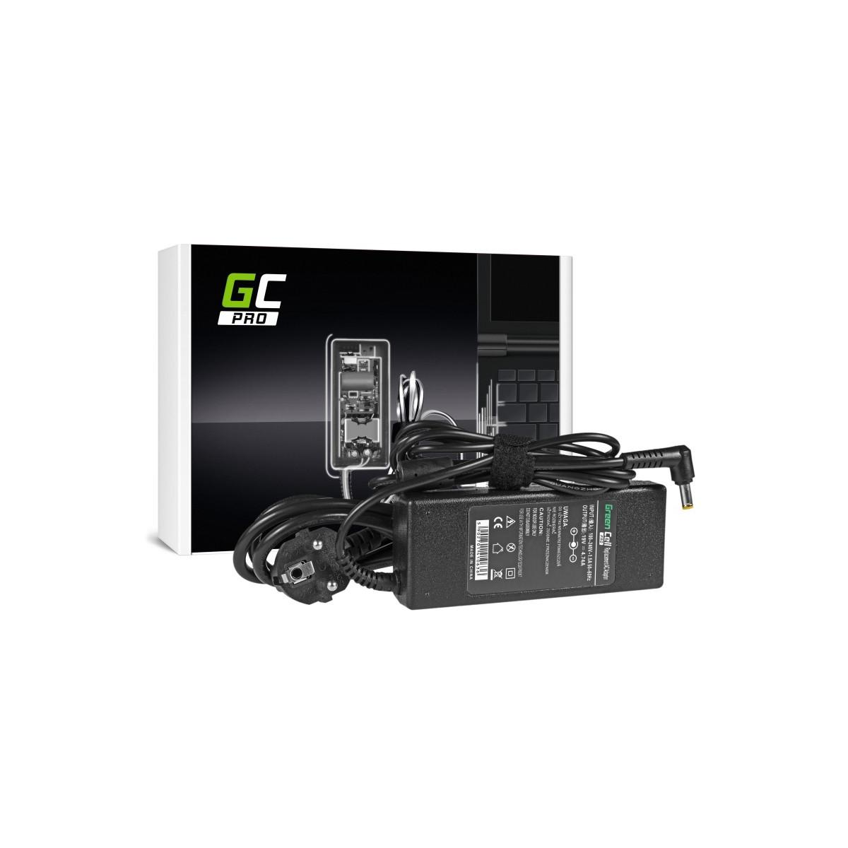 Ein schwarzes Laptop-Ladegerät mit einer Box dahinter. Das Ladegerät hat ein schwarzes Kabel und Green Cell.