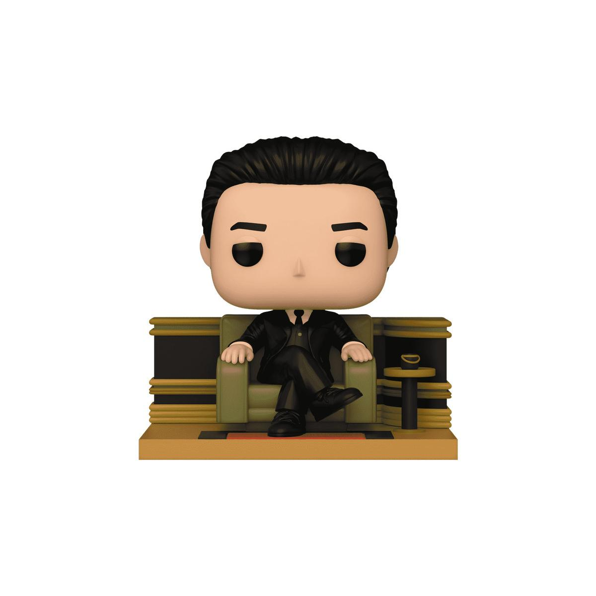 Personaggio Funko Pop di Joey di Friends. È seduto su una sedia, indossa un abito nero.