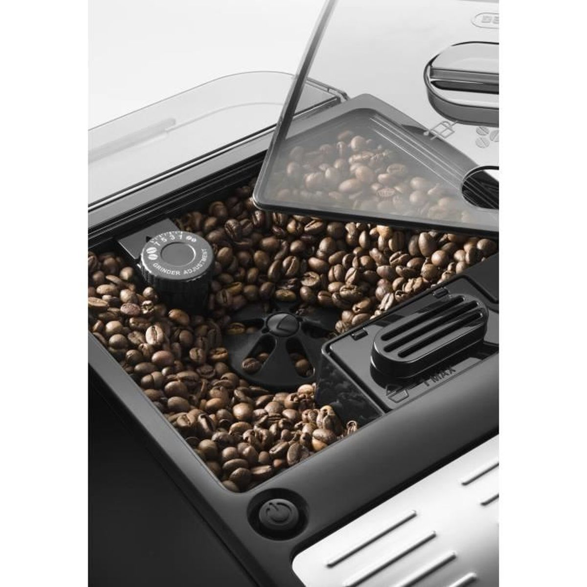 Het bonencompartiment van een koffiemachine, gevuld met koffiebonen, is zichtbaar onder een doorzichtige deksel.