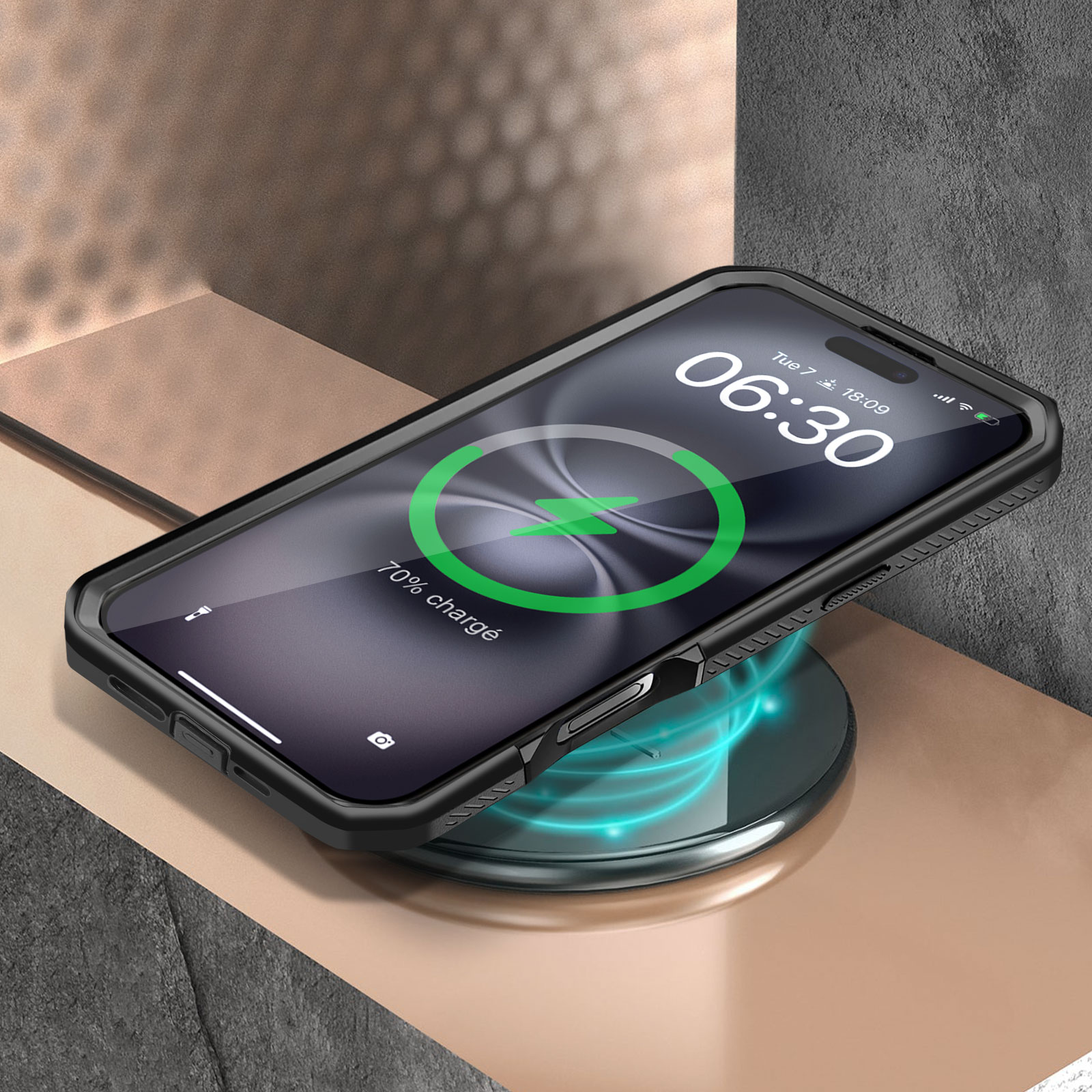 Telefono nero su un caricatore wireless, lo schermo mostra il 70% di carica. Custodia protettiva grigio scuro.