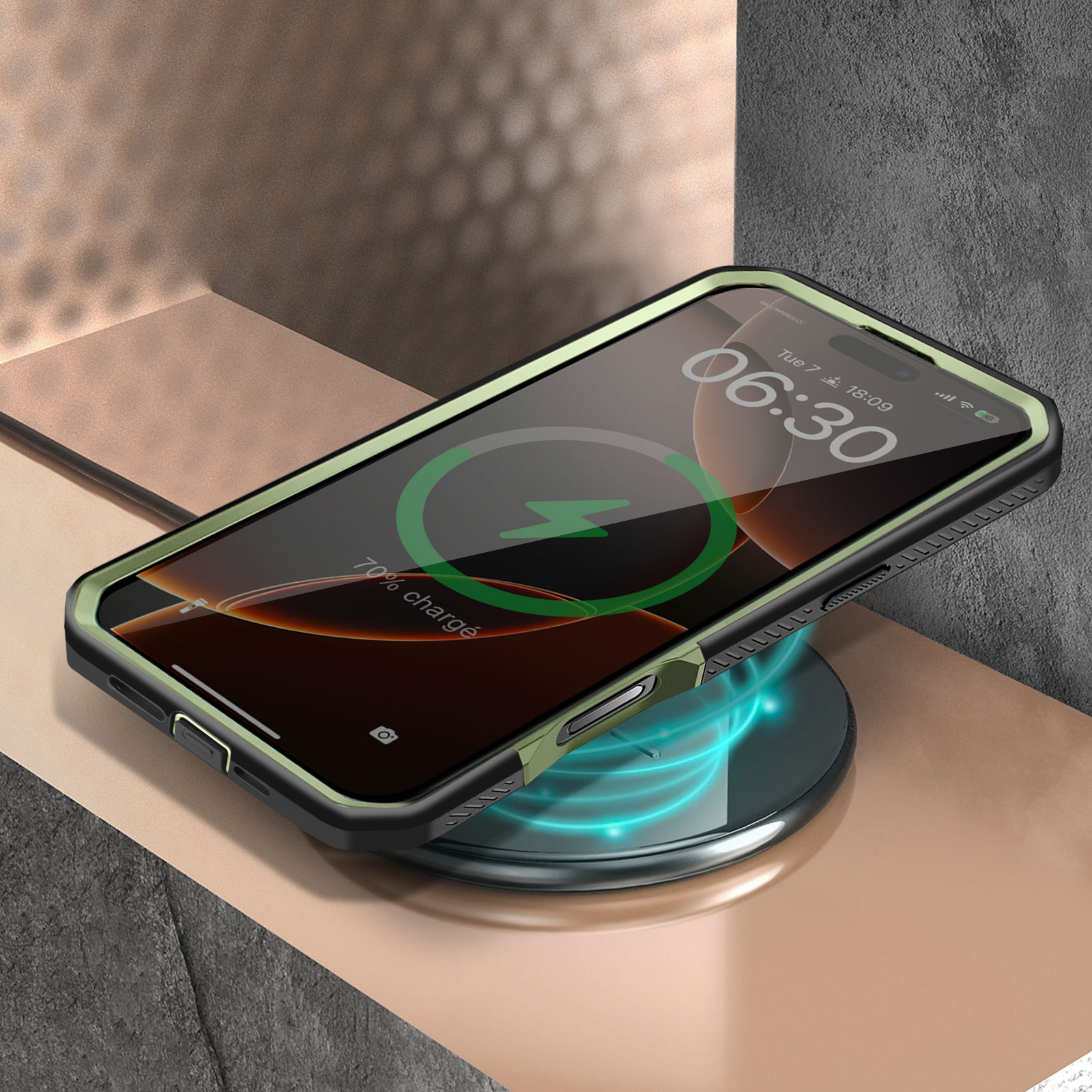 Ein Telefon mit Schutzhülle, das drahtlos auf einem Pad geladen wird. Das Telefon zeigt Uhrzeit und Ladestatus.