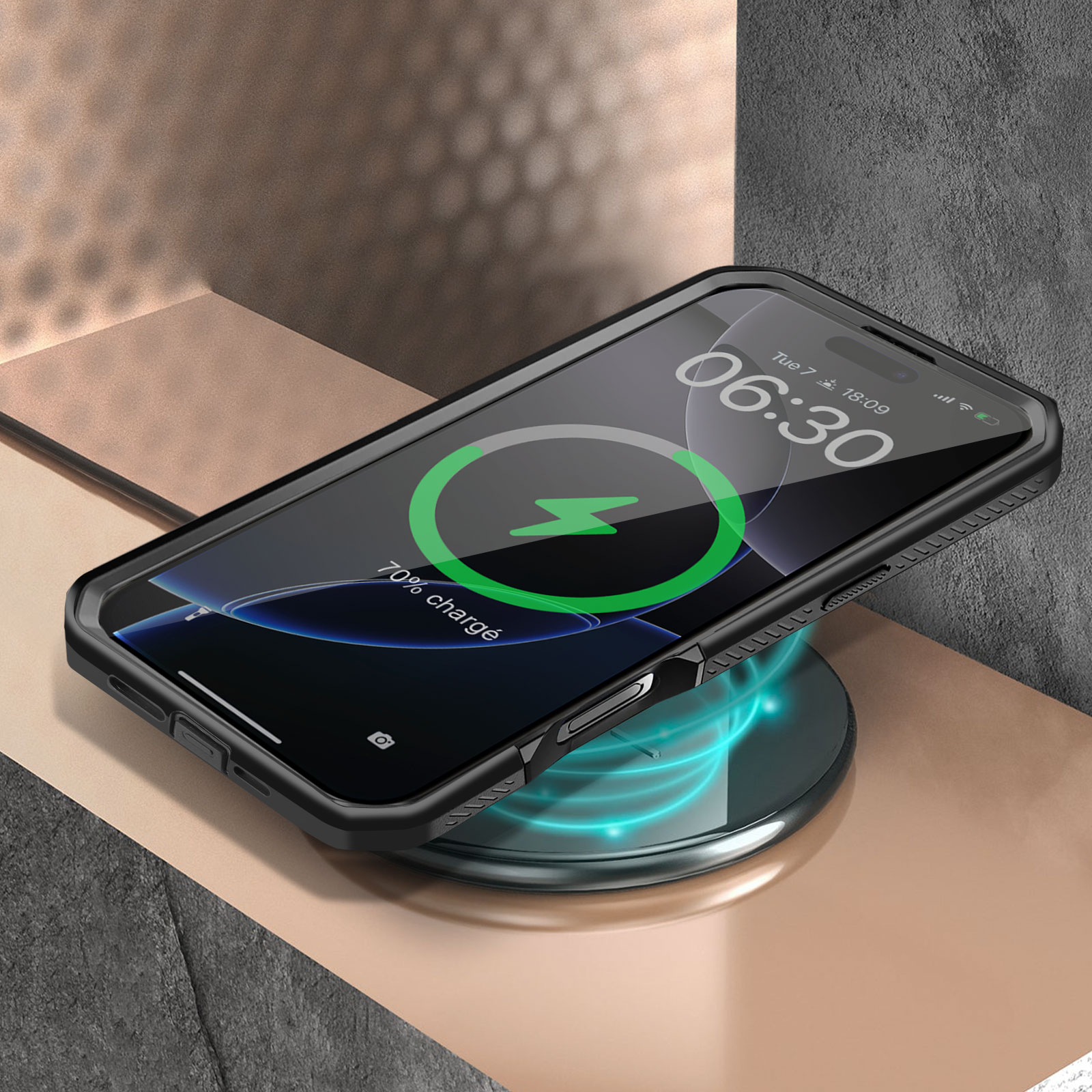 Telefon auf Ladepad, zeigt 70% Ladung, mit elegantem Design.