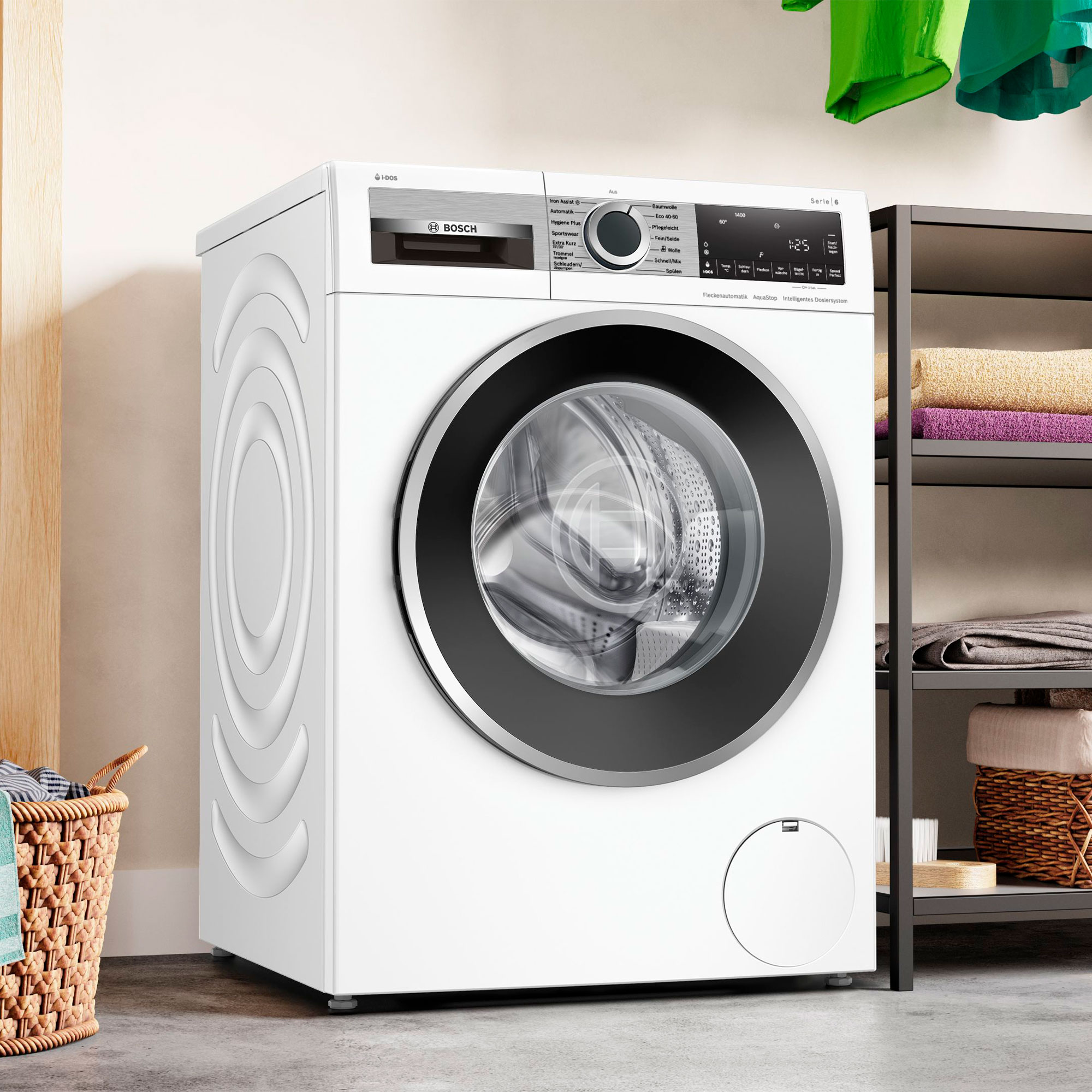 Eine weiße Bosch Waschmaschine. Sie hat eine schwarze Tür und ein Bedienfeld mit digitaler Anzeige.