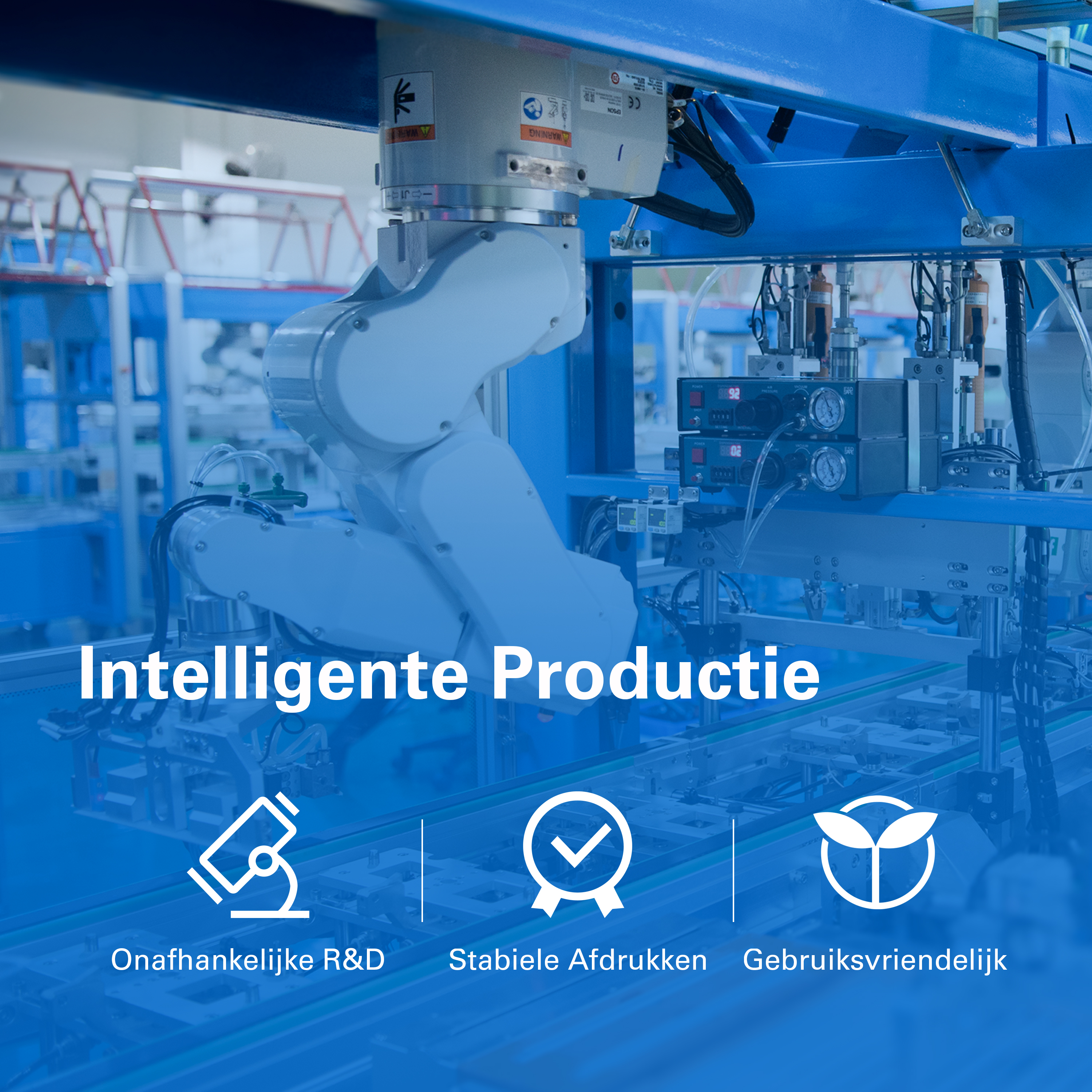 Robotarmen die in een fabriek werken, met tekst en pictogrammen, op een blauwe achtergrond.