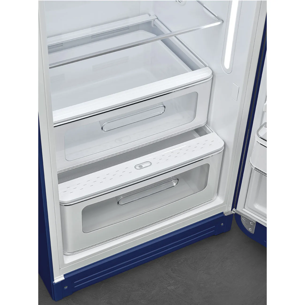 Interno di un frigorifero SMEG blu con cassetti.
