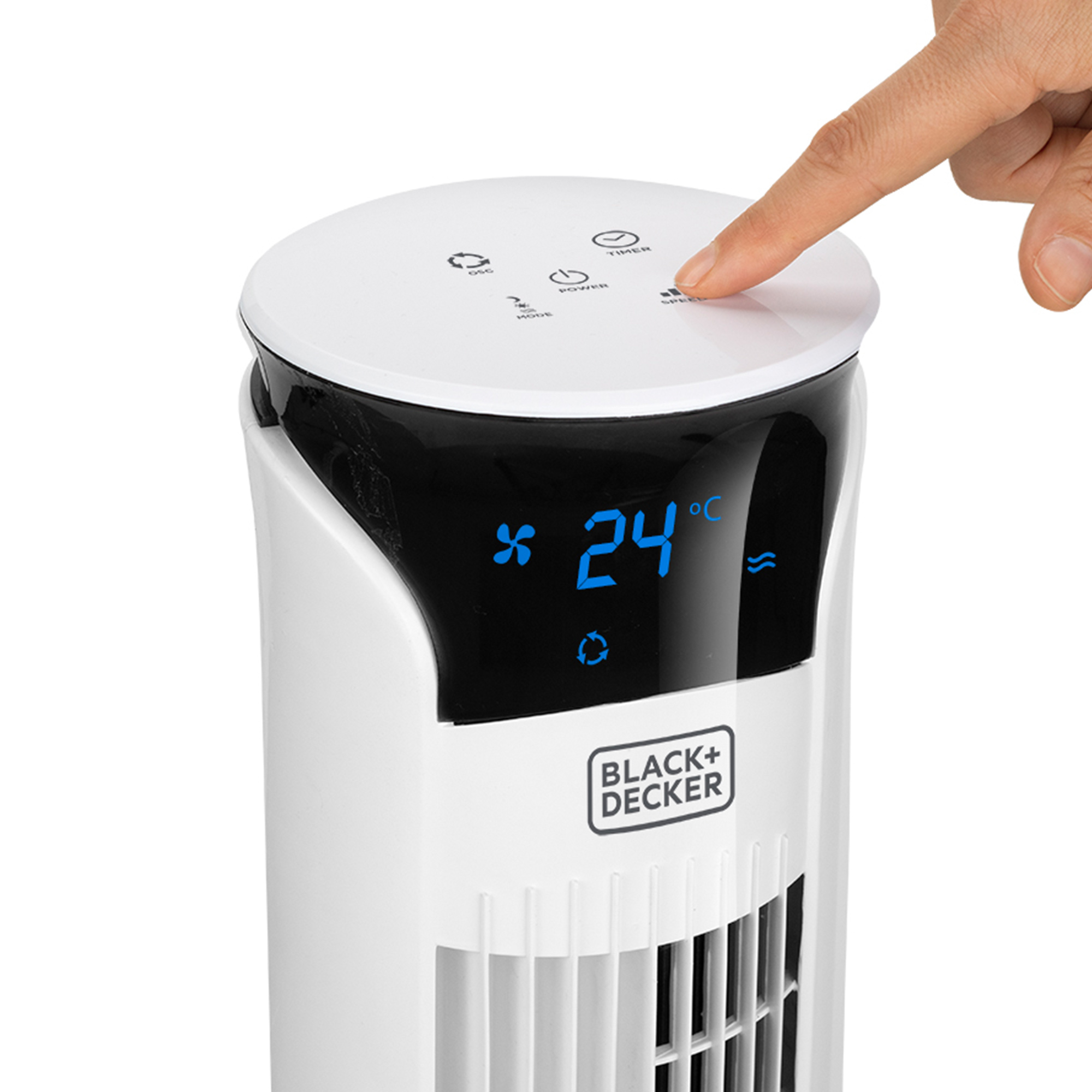 Ein weiß-schwarzer Turmventilator mit Digitalanzeige. Eine Hand drückt die Ein-/Aus-Taste.