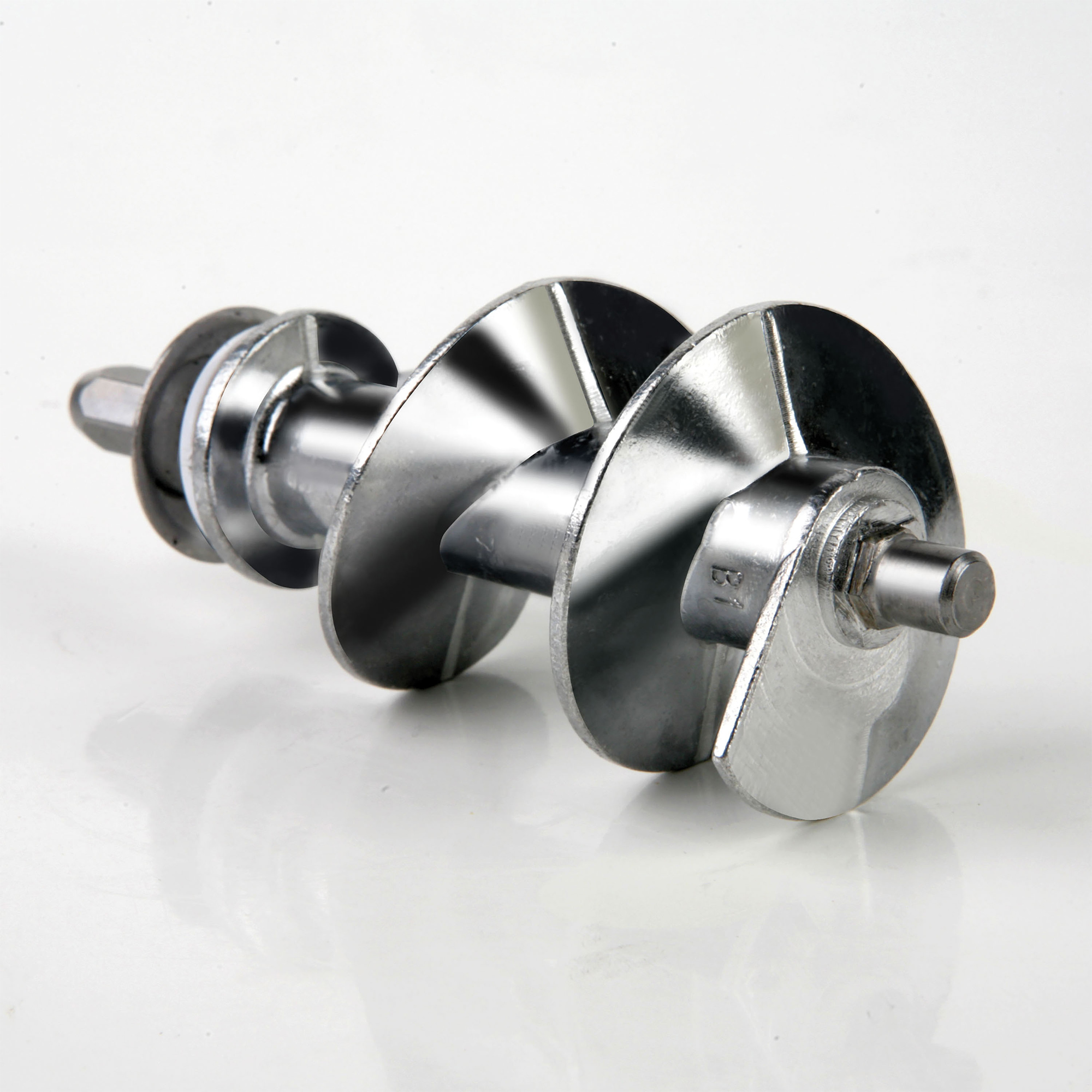 Zbliżenie błyszczącej, metalowej śruby ślimakowej na białej powierzchni.