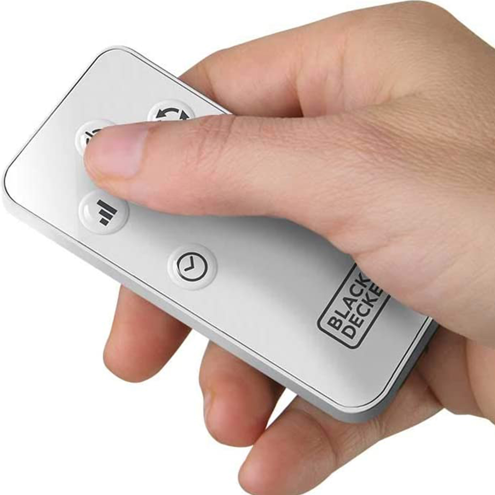 Eine Hand hält eine weiße Fernbedienung mit Knöpfen und Black+Decker Logo.