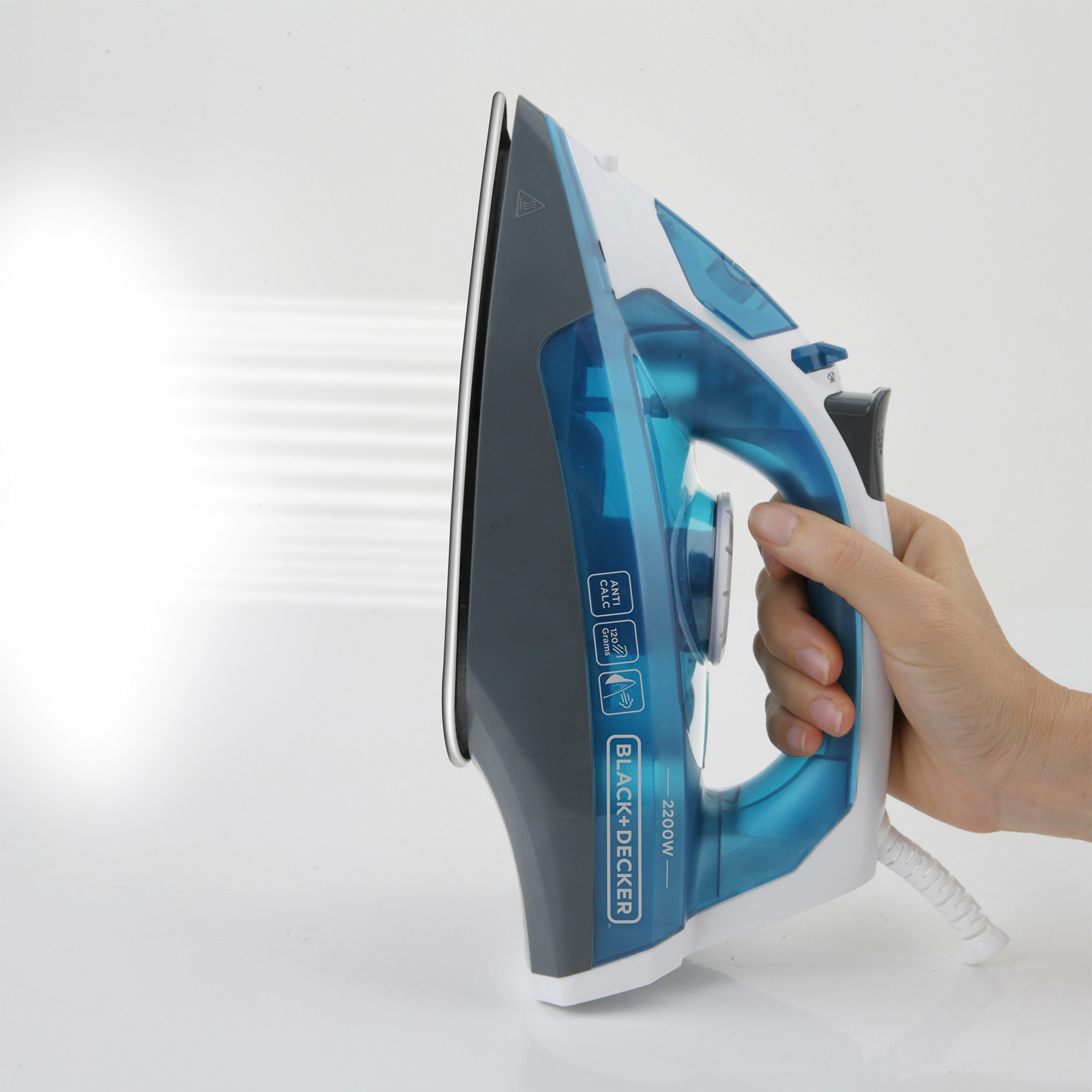 Fer à repasser avec vapeur, tenu par une main, sur une surface blanche. Design bleu et blanc.