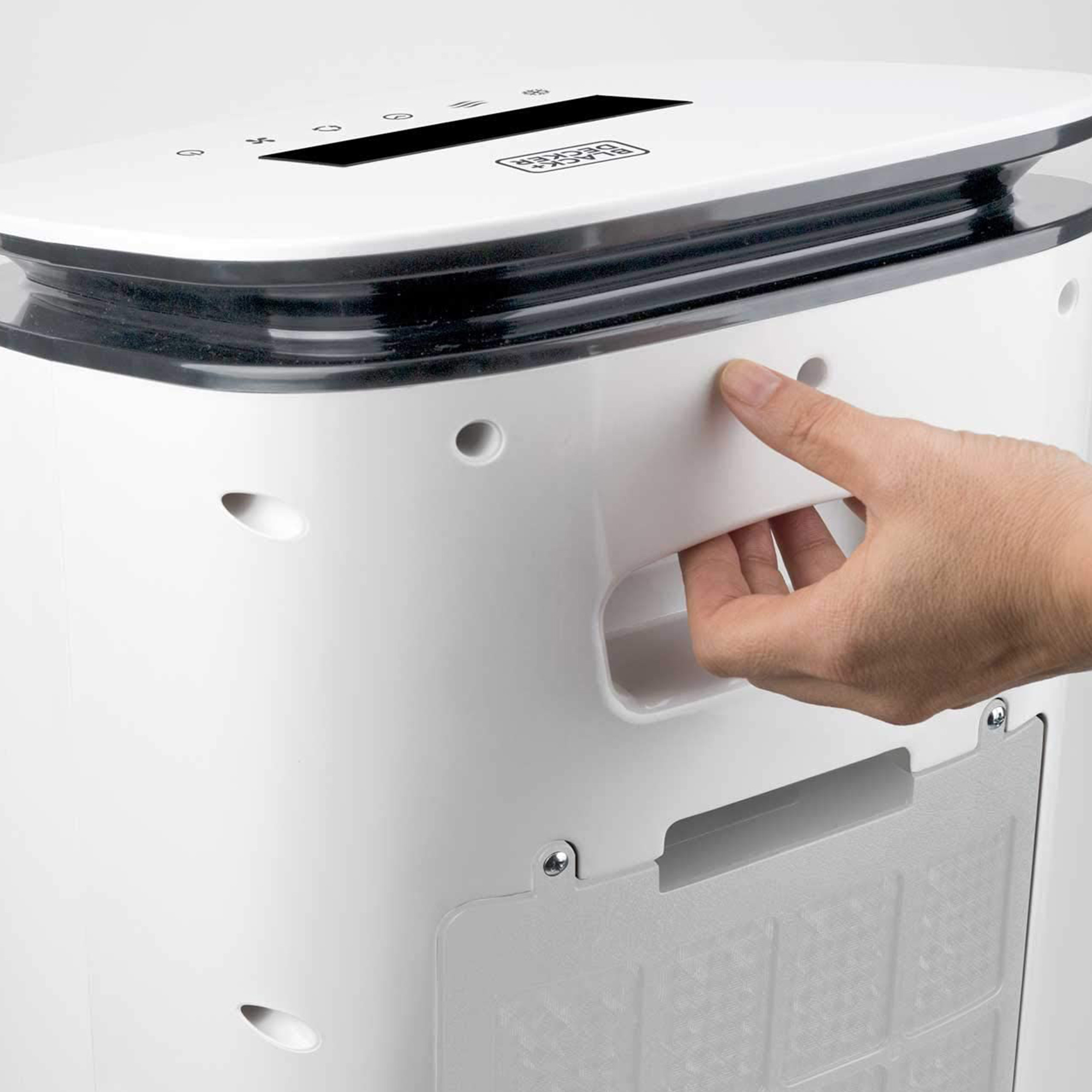 Un purificatore d'aria bianco con una mano che estrae una parte.