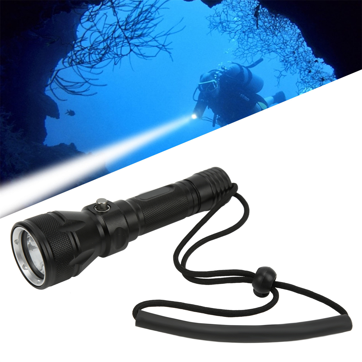 Unterwasserszene. Ein Taucher leuchtet mit einer Taschenlampe in eine Höhle. Schwarze Taschenlampe.