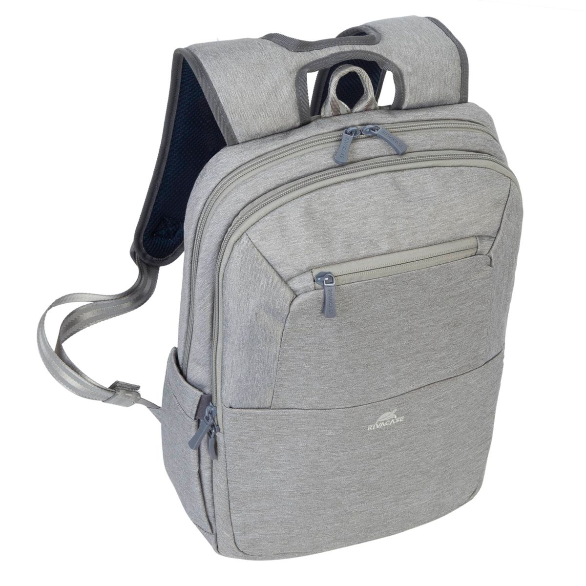 Ein grauer Rucksack mit mehreren Taschen und Reißverschlüssen. Die Tasche befindet sich auf weißem Hintergrund.