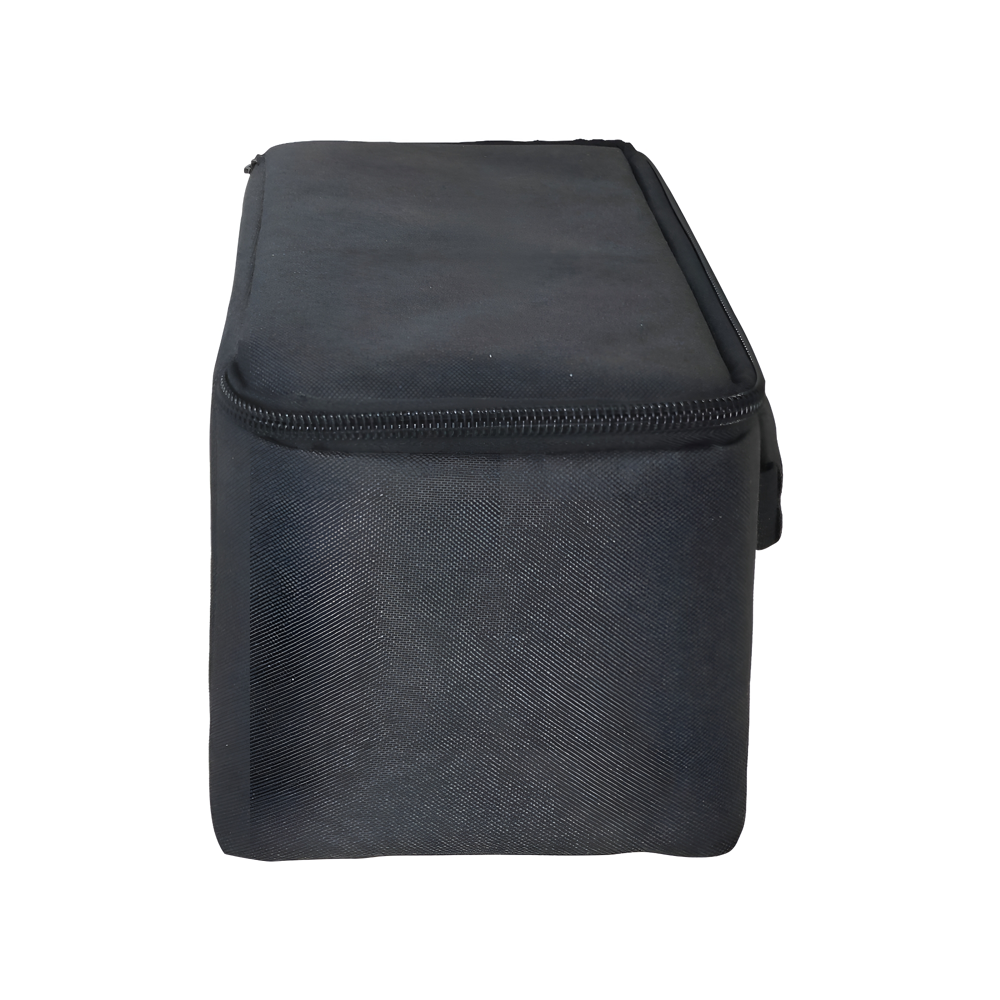 Eine schwarze rechteckige Tasche mit Reißverschluss, von der Seite gesehen.