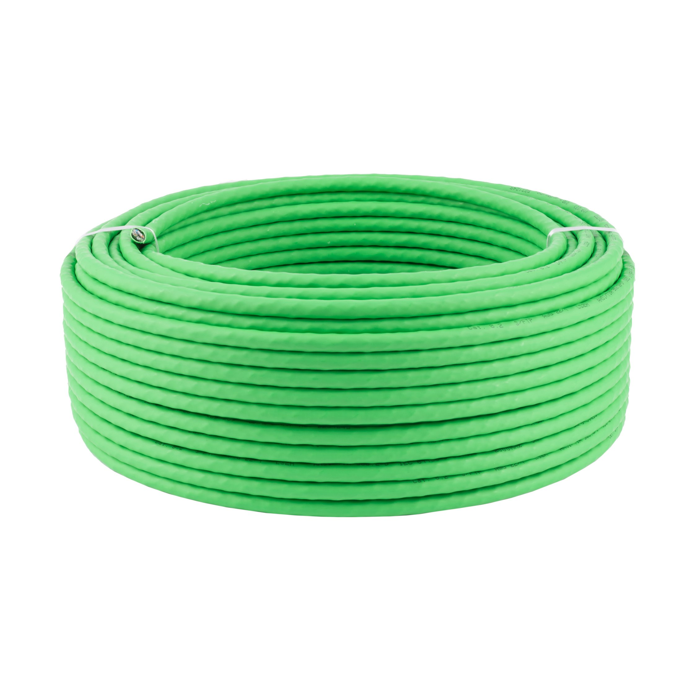Un cavo verde arrotolato su una superficie bianca.