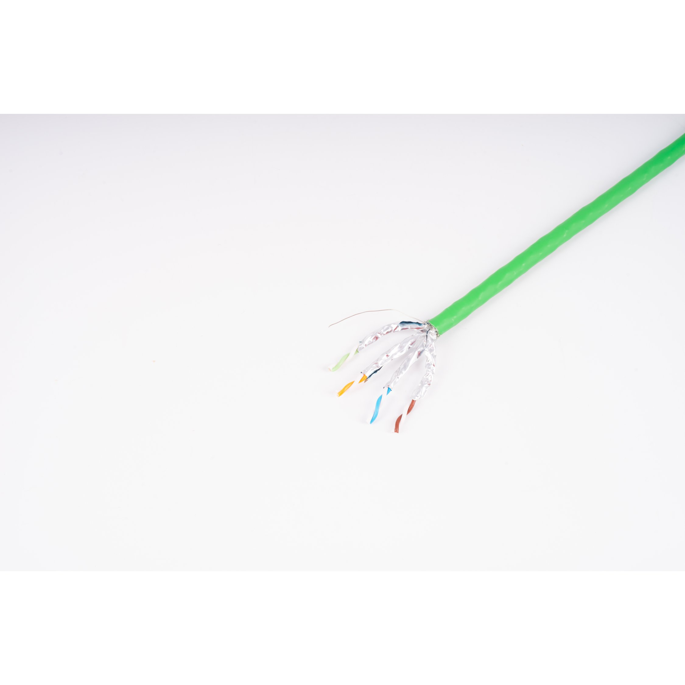 Un cavo di rete verde con fili scoperti.