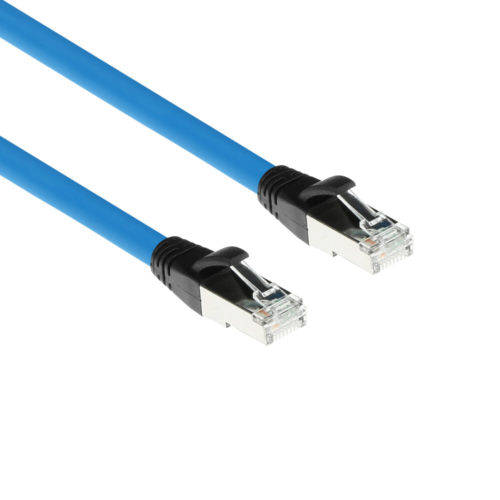 Zwei blaue Netzwerkkabel mit schwarz-silbernen Steckern, schräge Ansicht.