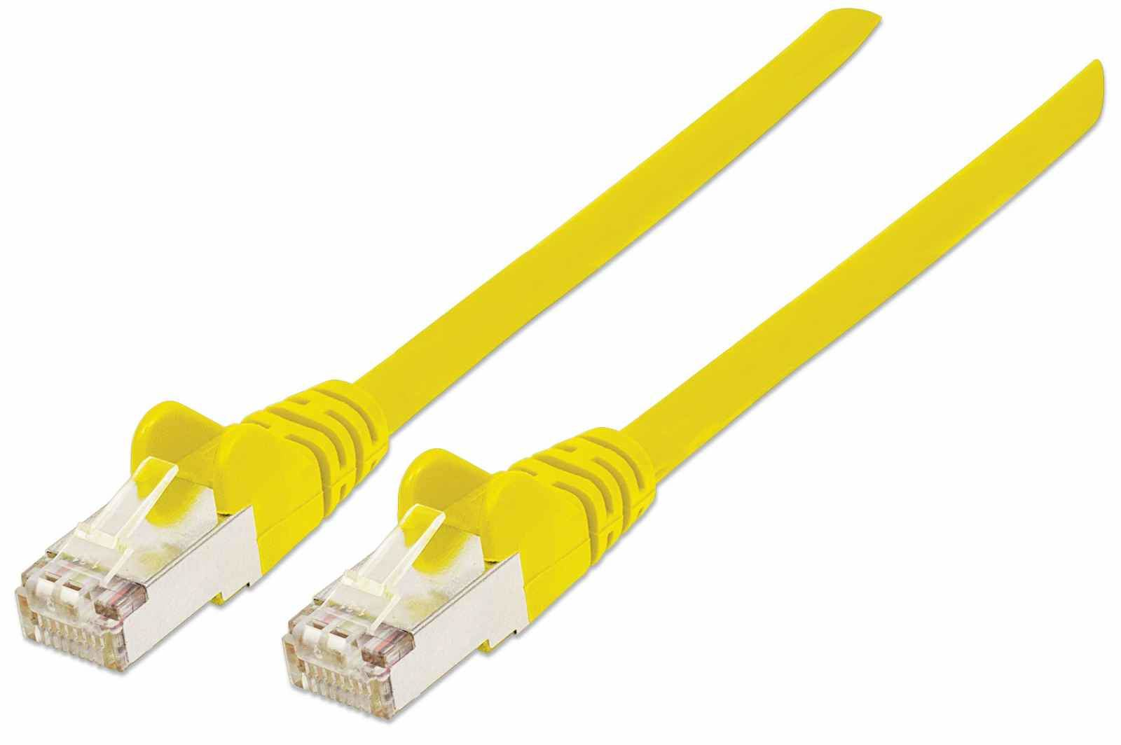 Twee gele netwerkkabels met transparante connectoren, schuin op witte achtergrond.