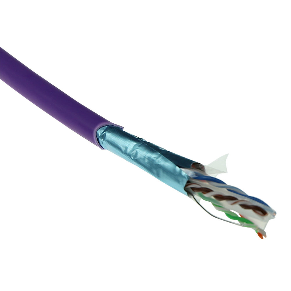 Cavo di rete viola con fili scoperti. I fili sono intrecciati.