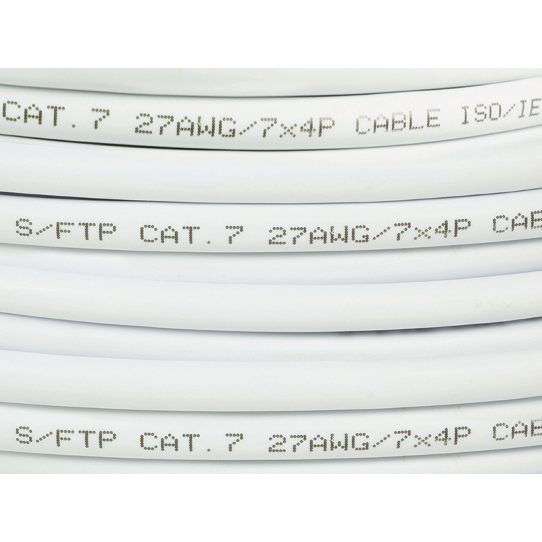 Zbliżenie białych kabli sieciowych zwiniętych. Tekst jest wydrukowany na kablu.