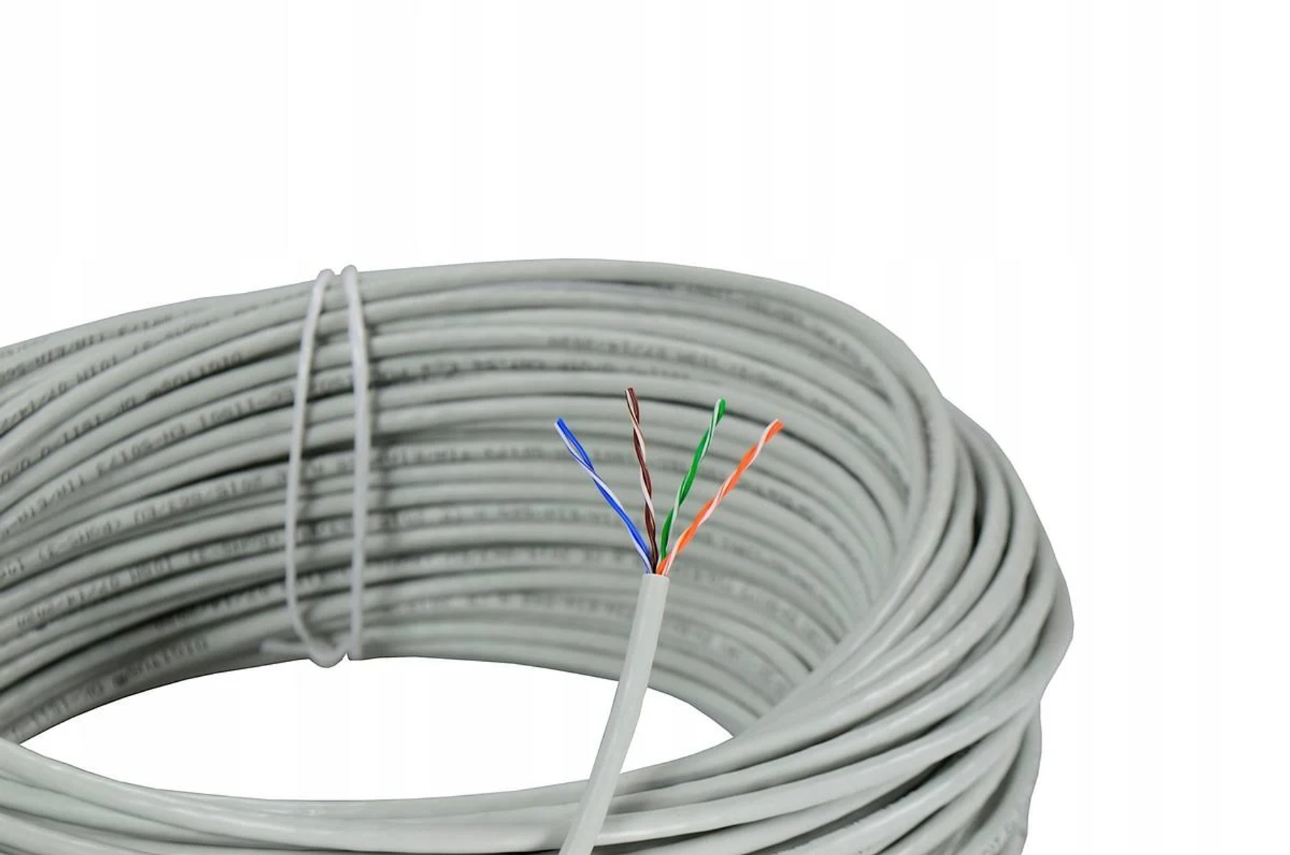 Zwinięty szary kabel ujawniający cztery wielokolorowe przewody na białym tle.
