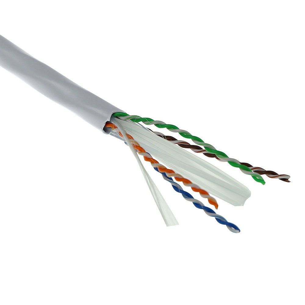 Estremità tagliata di un cavo grigio con coppie intrecciate di fili colorati, isolato.