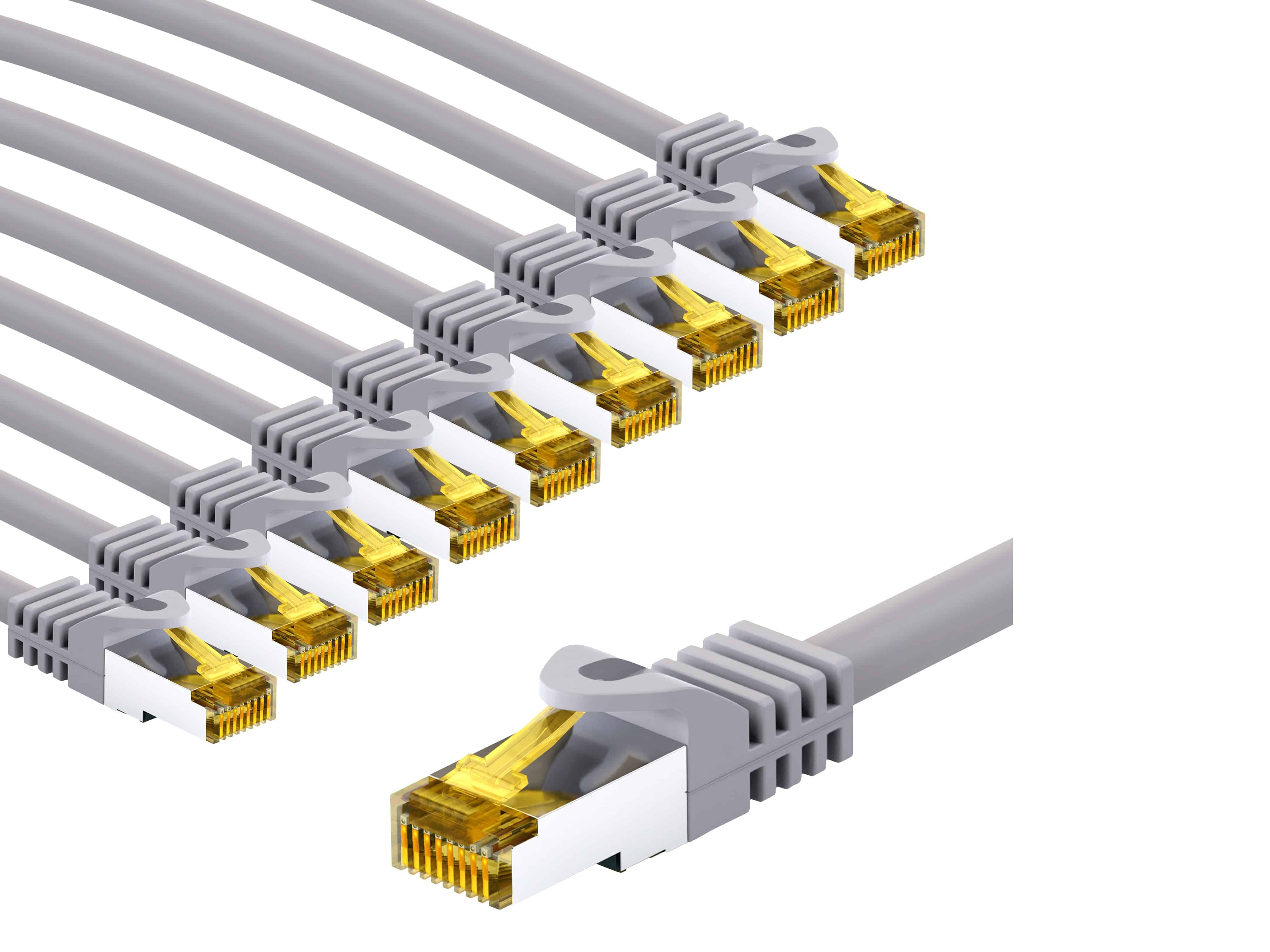Diversi cavi Ethernet grigi con connettori color oro. I connettori sono all'estremità.