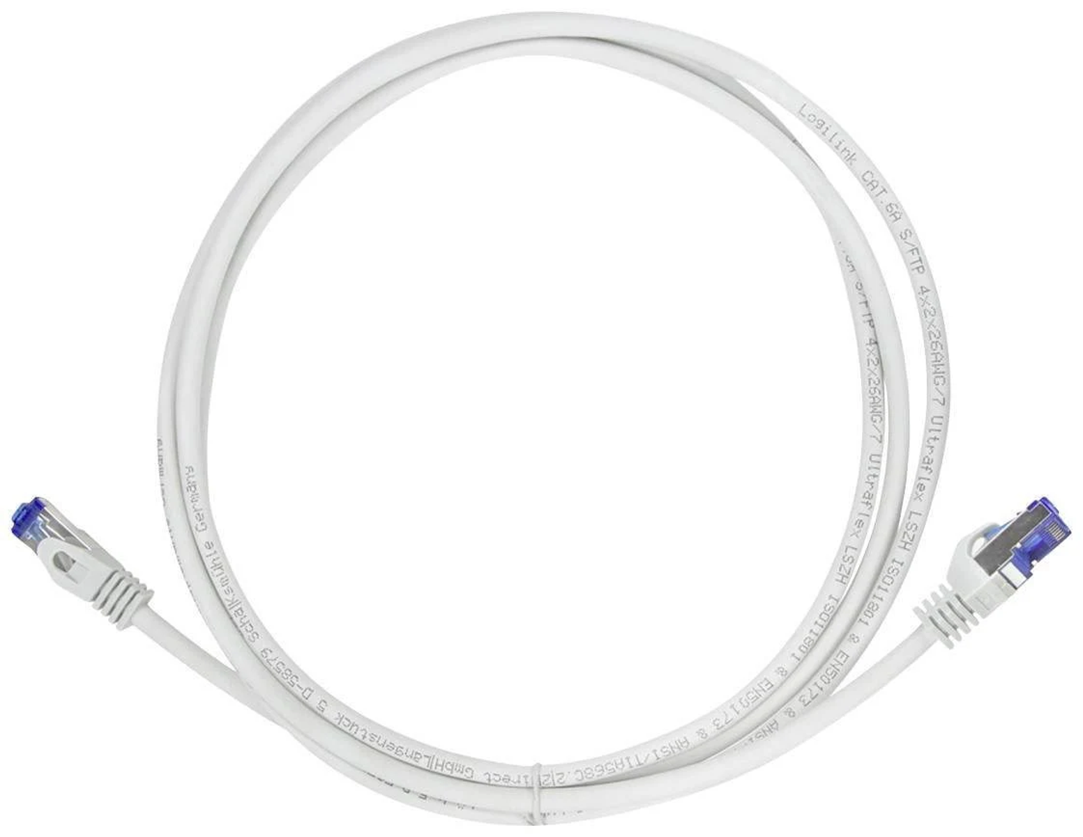 Biały kabel sieciowy z niebieskimi złączami na każdym końcu. Kabel jest zakrzywiony.