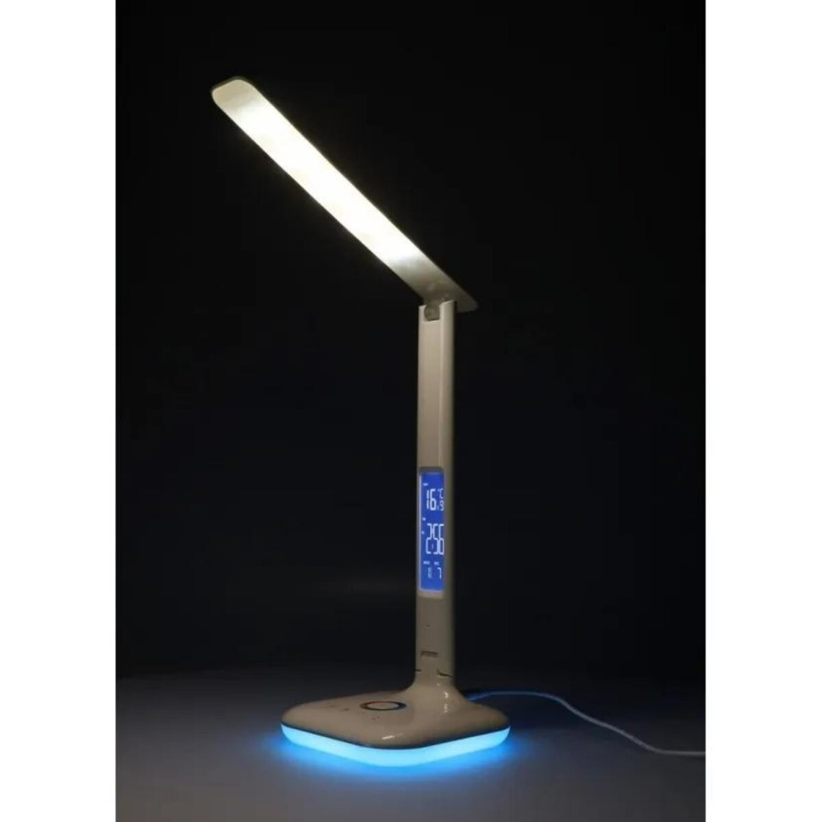 Weiße Schreibtischlampe mit hellem Licht, Digitalanzeige mit Uhrzeit und blauem Lichtsockel.