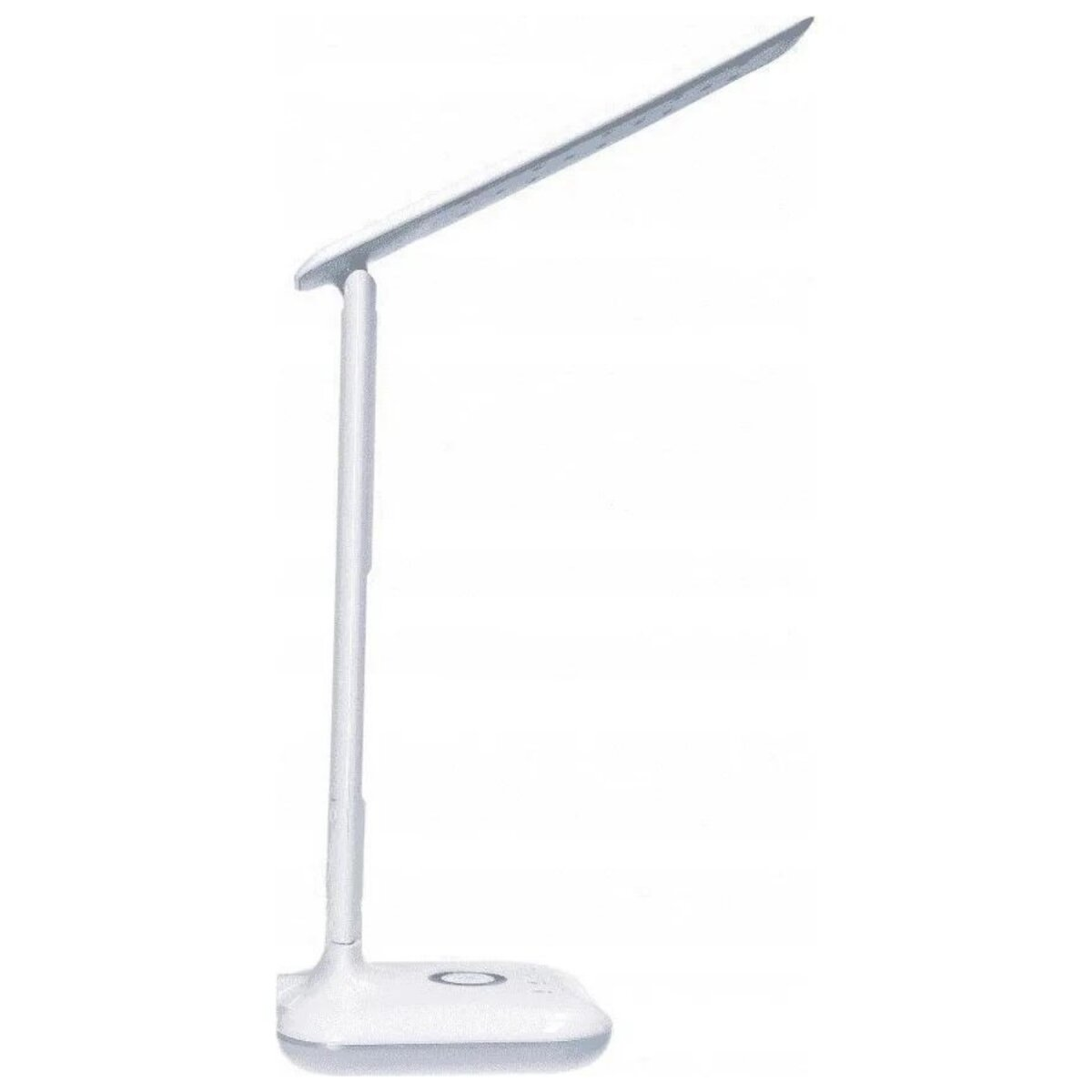 Weiße, moderne Schreibtischlampe mit langem, abgewinkeltem Lichtpaneel und rundem Sockel. Die Lampe steht auf weißem Untergrund.