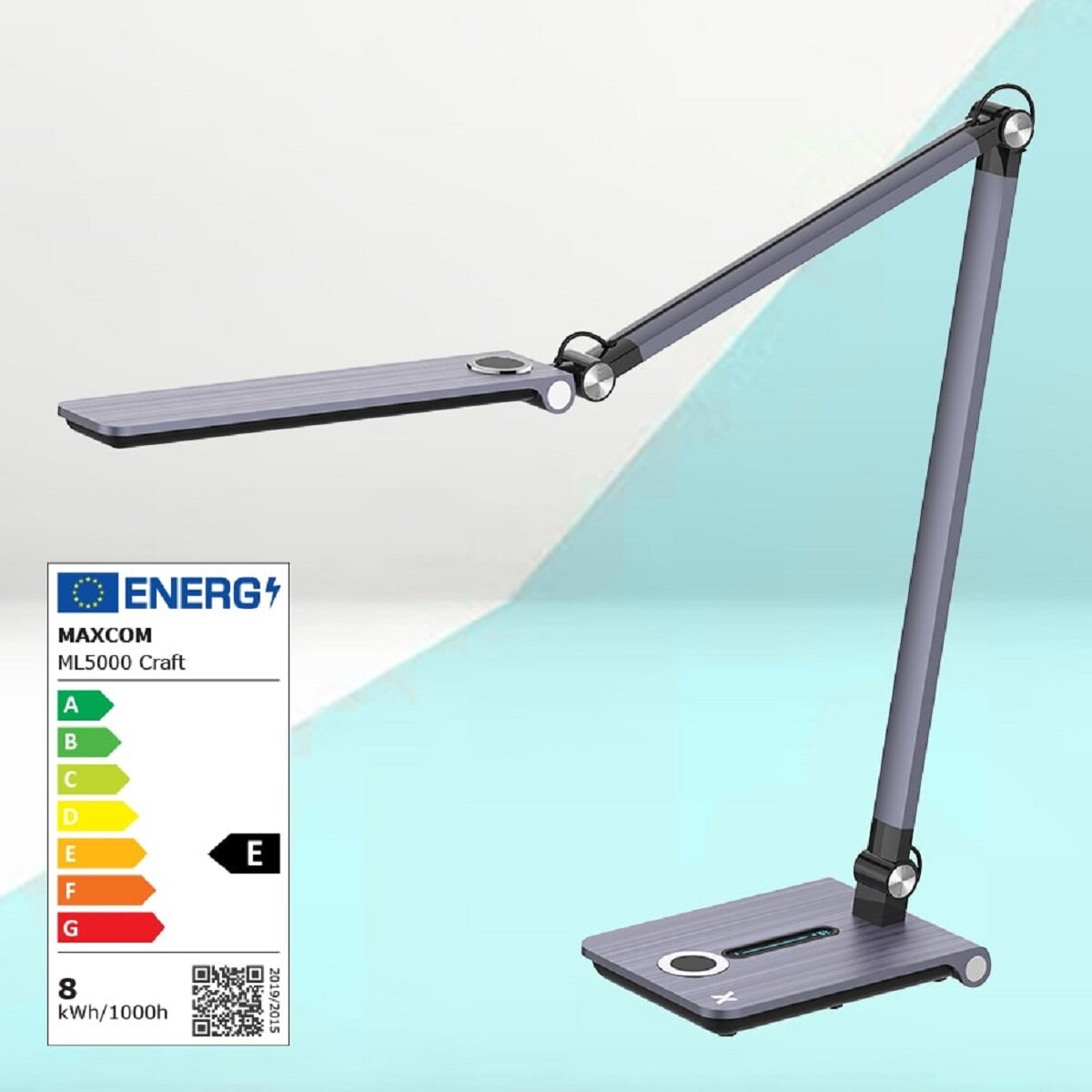 Eine Schreibtischlampe mit grauem, verstellbarem Arm und Sockel. Energieetikett befindet sich auf der linken Seite der Lampe.