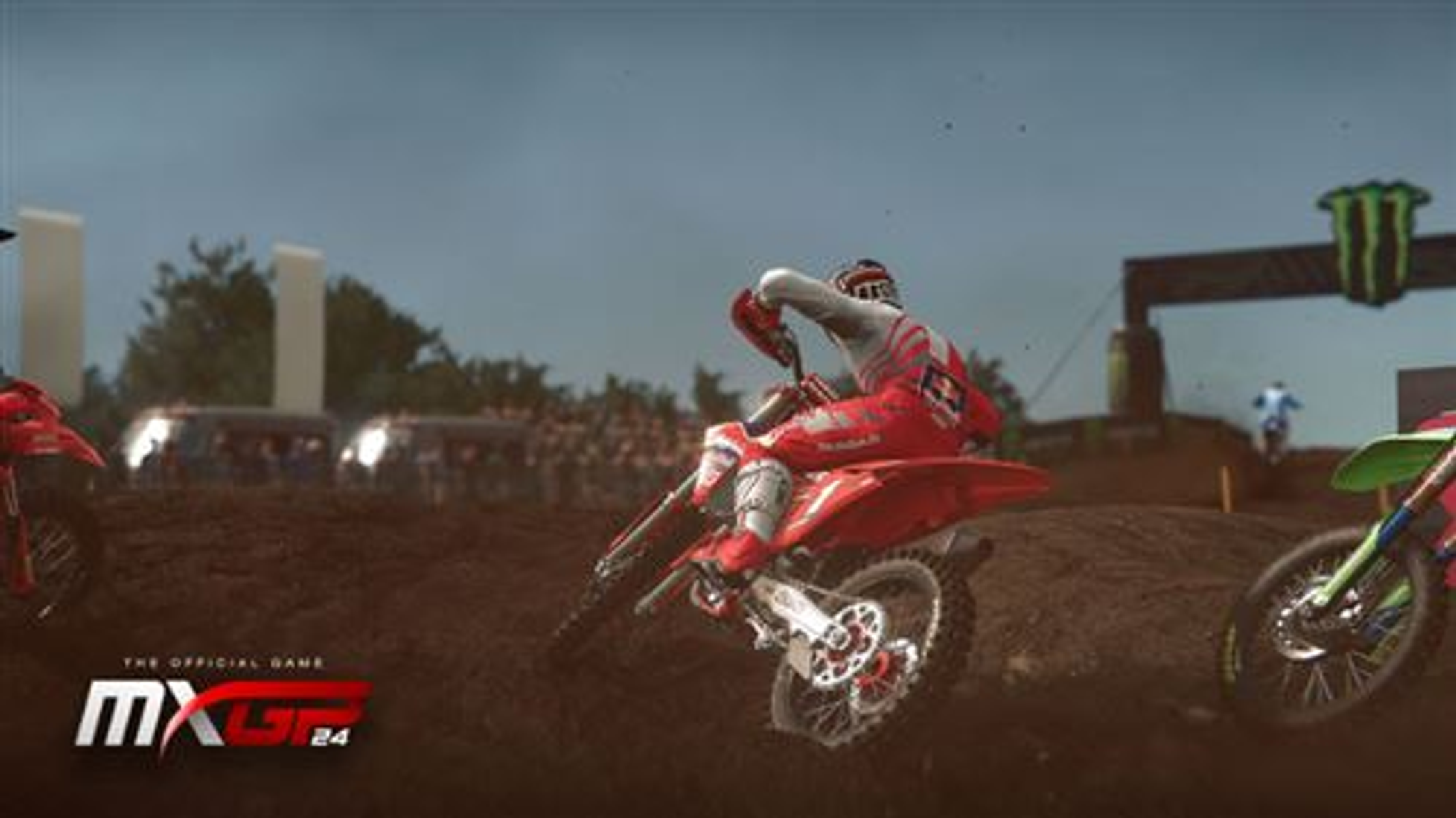 Un pilota di motocross su una moto rossa, in azione su una pista sterrata.