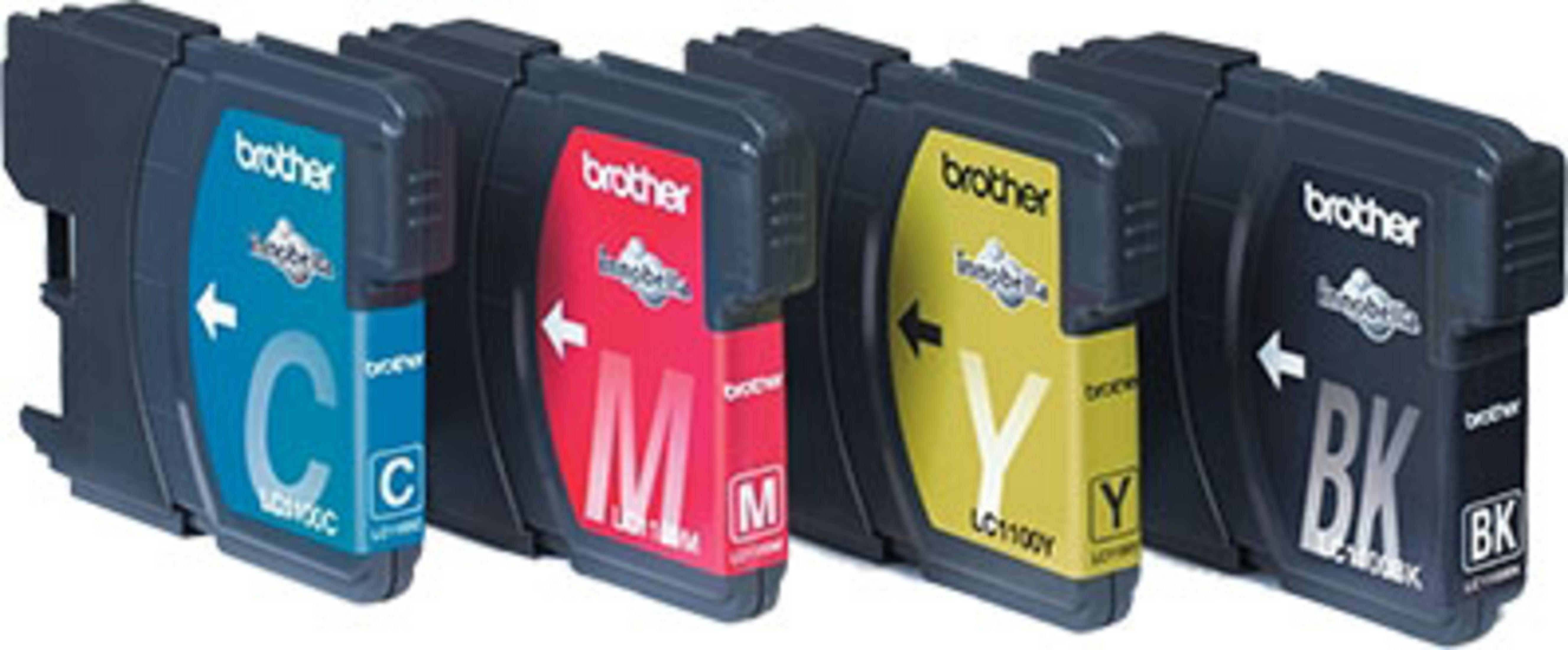 Set aus vier Brother Tintenpatronen, blau, magenta, gelb und schwarz. Mit 'C', 'M', 'Y', 'BK' beschriftet.