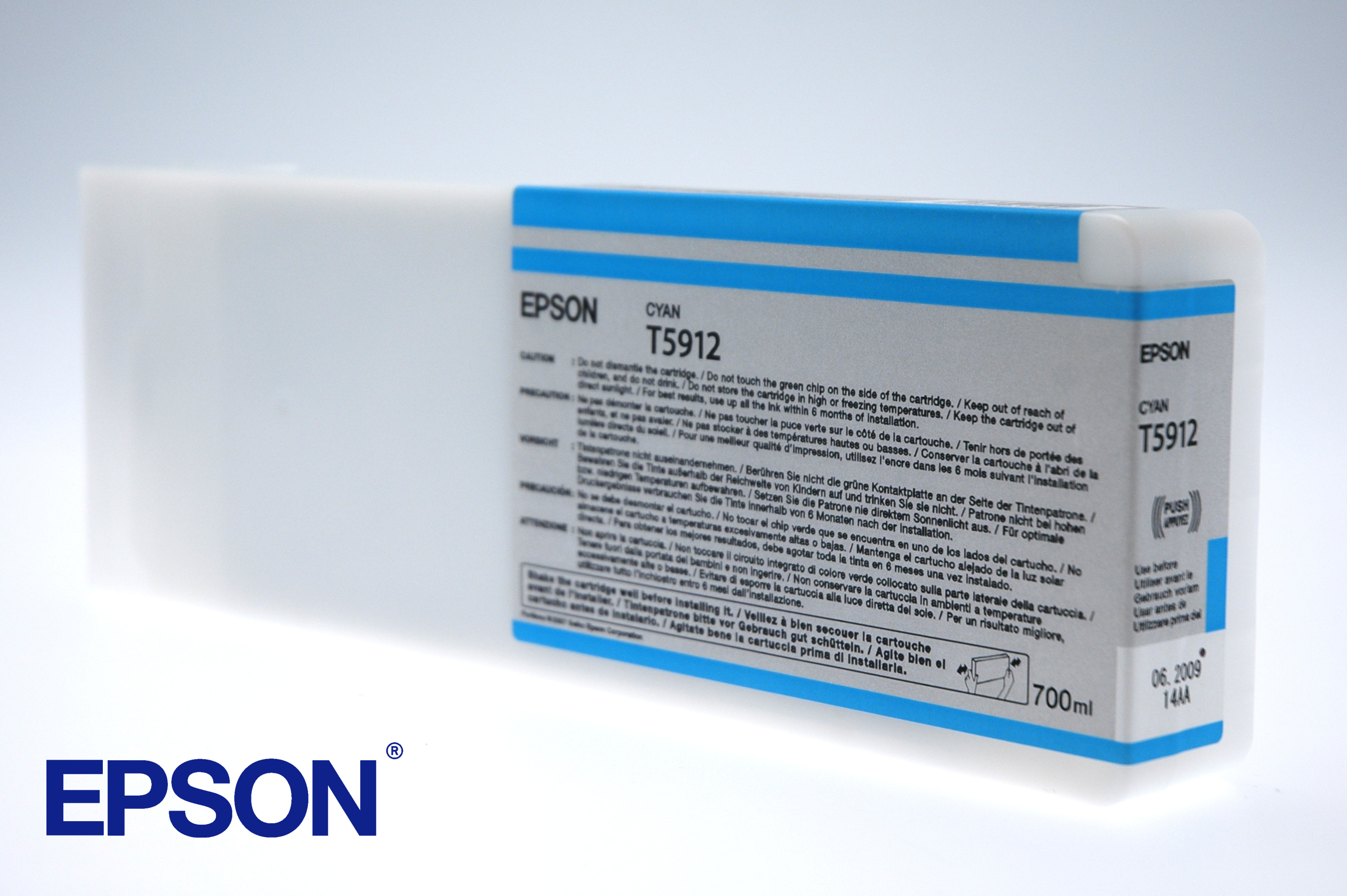 Cartucho de tinta cian Epson con texto y fondo blanco.