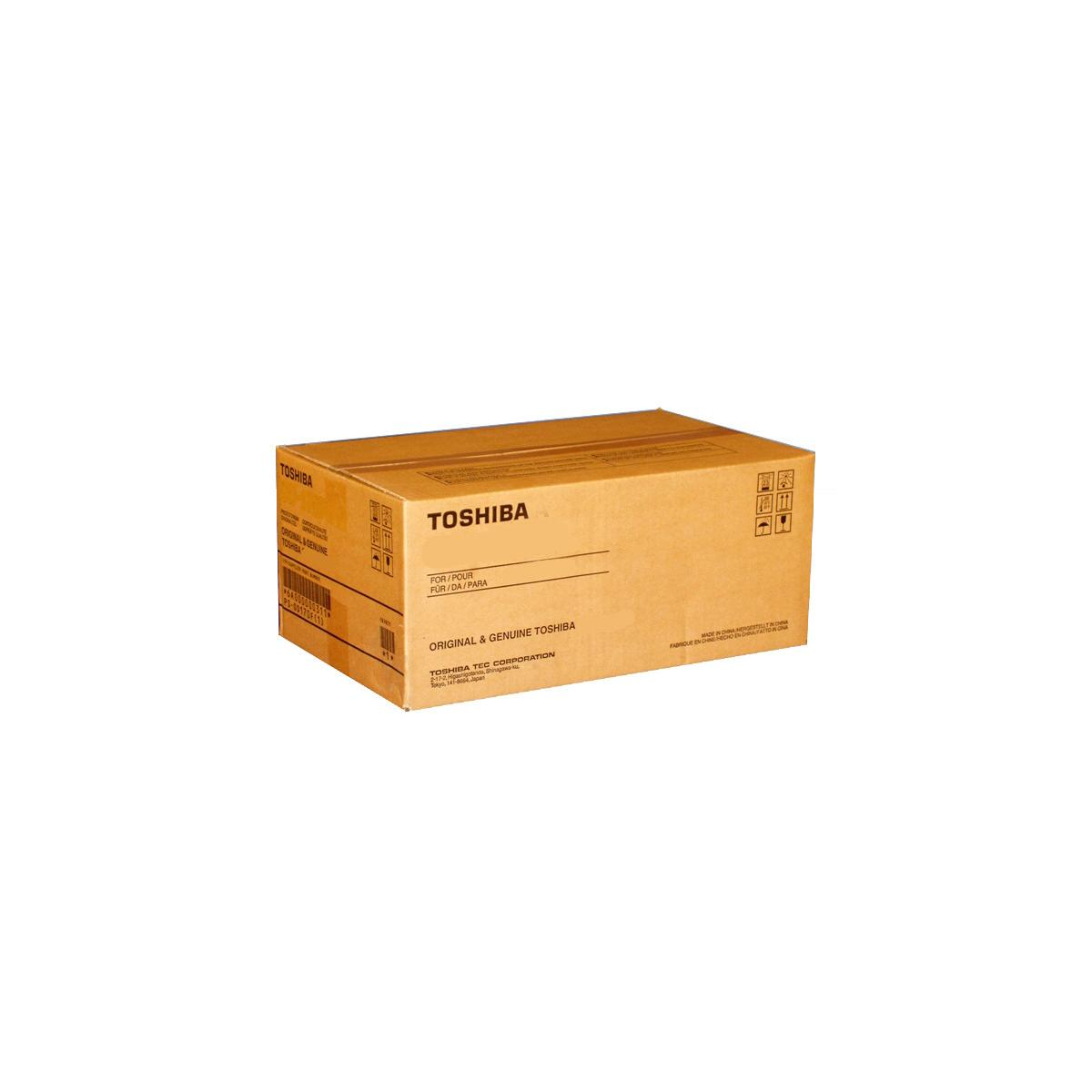 Una scatola di toner per stampanti Toshiba marrone su una superficie bianca.