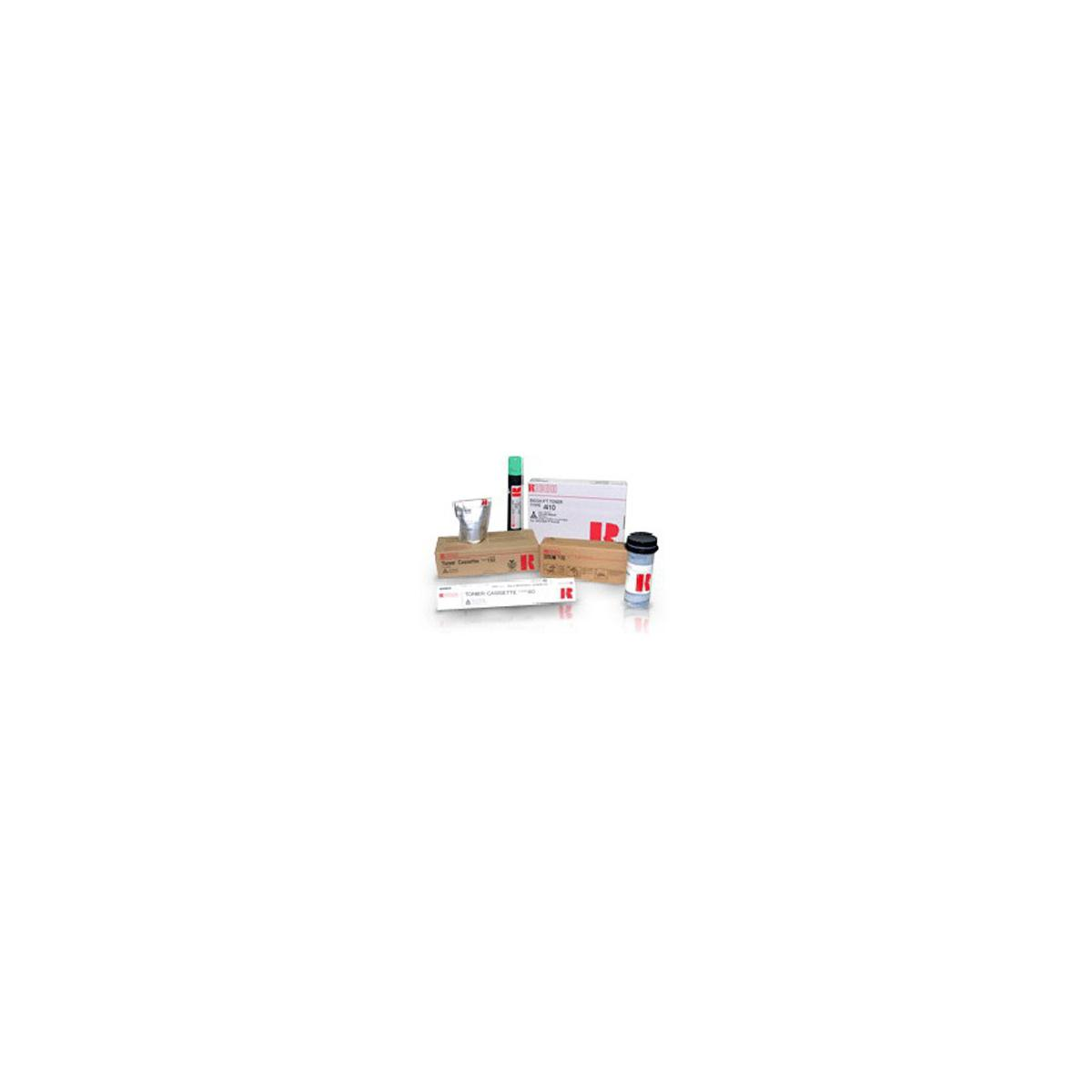 Varie forniture per stampanti. Include bottiglie, cartucce e scatole. Sfondo bianco.